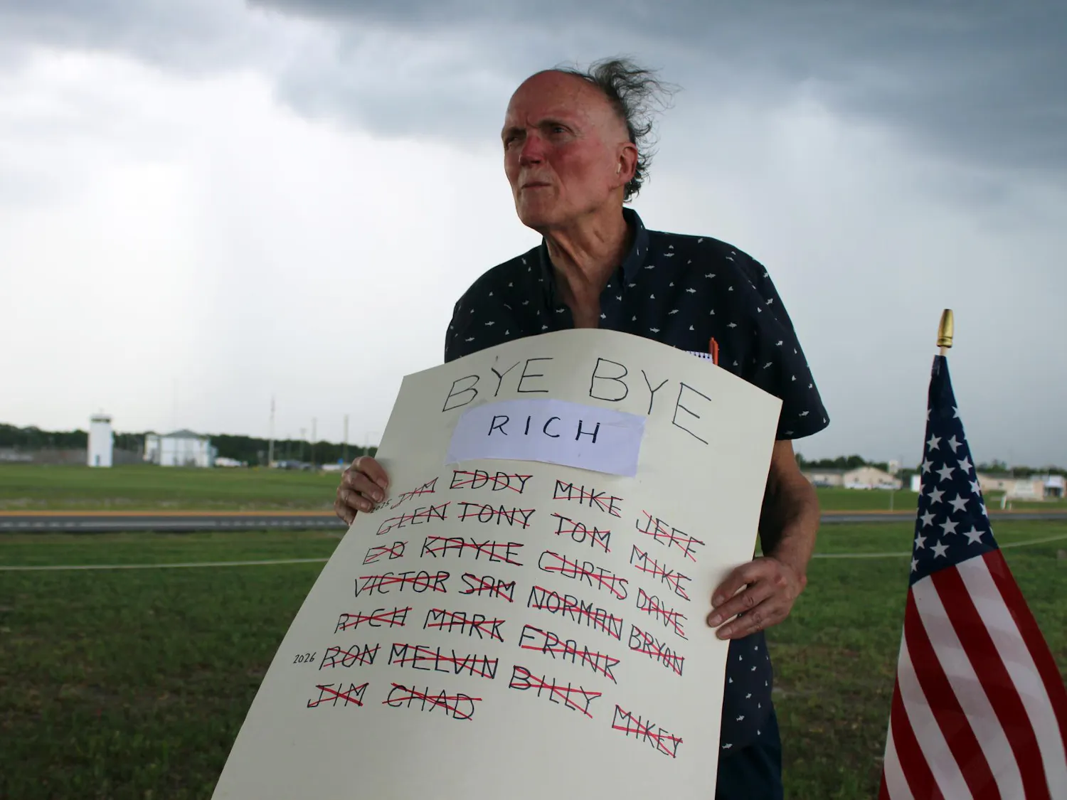 Bill Campbell demonstrates in support of the execution of Richard Knight. Campbell stands alone on the opposing side out front of the Florida State Prison in Raiford on Thursday, May. 21, 2026.