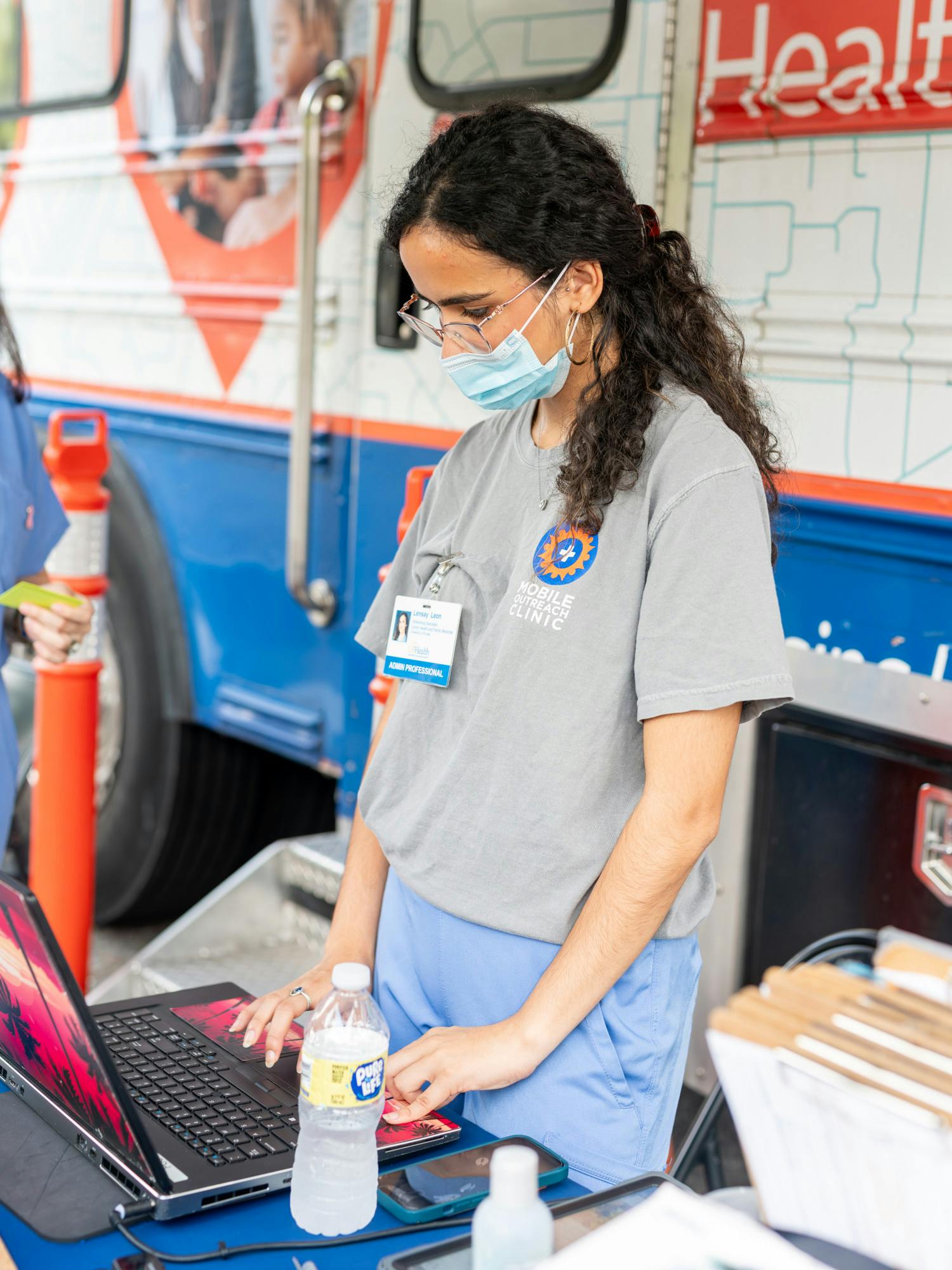  Lensay Leon revisa a los pacientes en la Clínica Móvil de Extensión de UF Health el sábado 30 de septiembre de 2023.