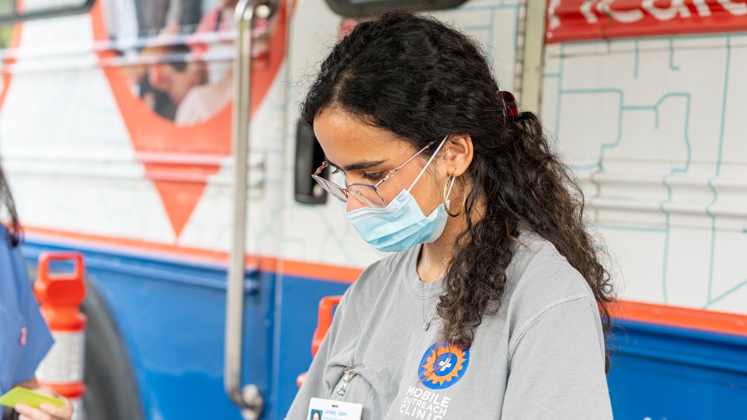 Lensay Leon revisa a los pacientes en la Clínica Móvil de Extensión de UF Health el sábado 30 de septiembre de 2023.