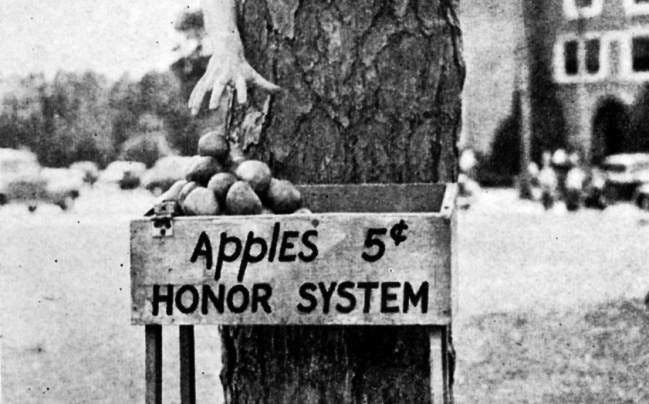 In the 1950s, students paid 5 cents when they took an apple from one of the unsupervised bins, and they were expected to report those who stole, a tradition known as Honor Apples.