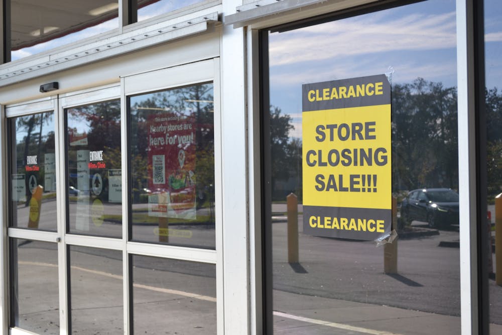 <p>Winn Dixie store on 300 SW 16th Ave announces its closure.</p>