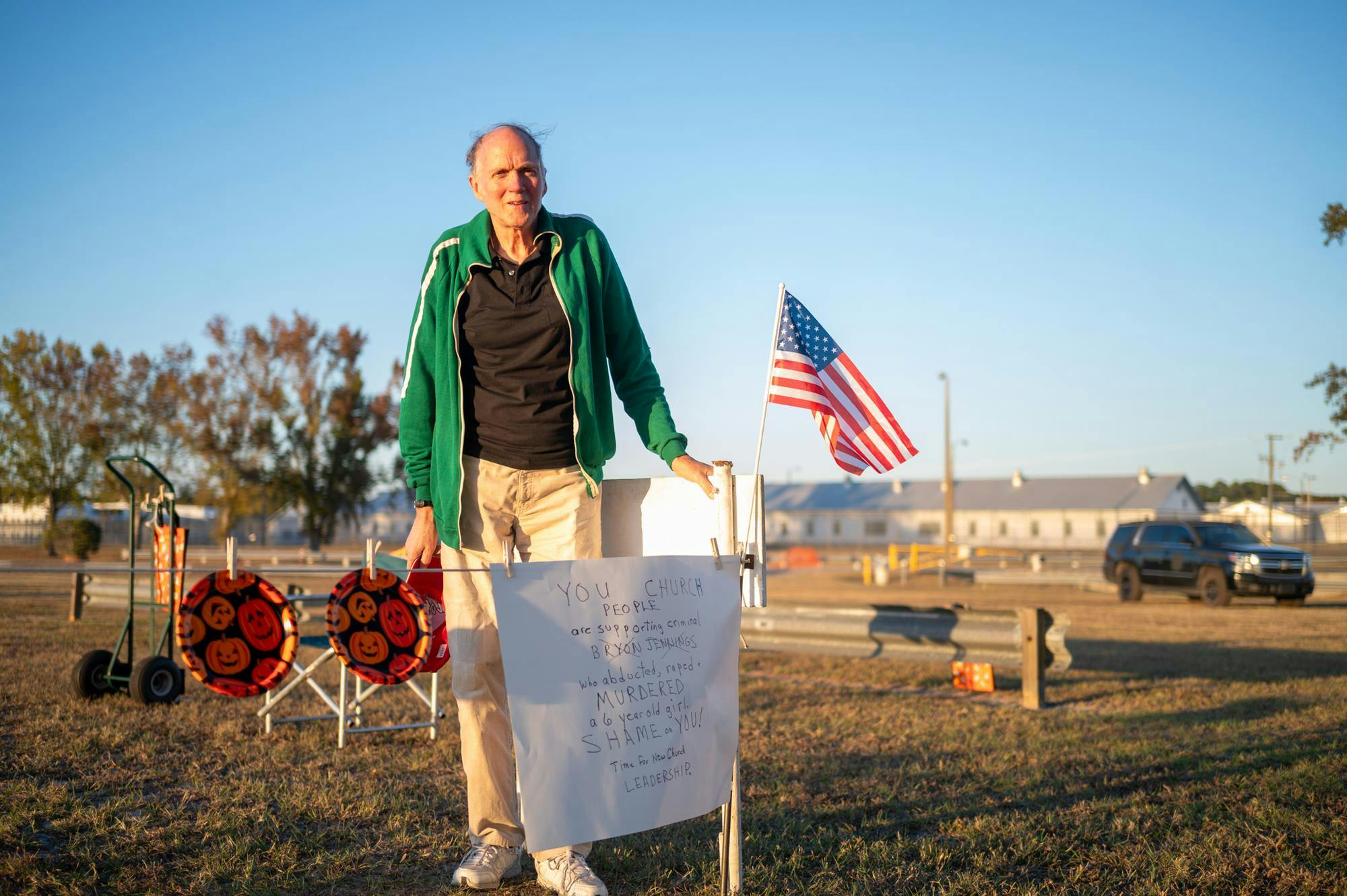 Bill Campbell demonstrates in support of the execution of Bryan Frederick Jennings. Campbell stands alone outside of the Florida State Prison in Raiford on Thursday, Nov. 13, 2025
