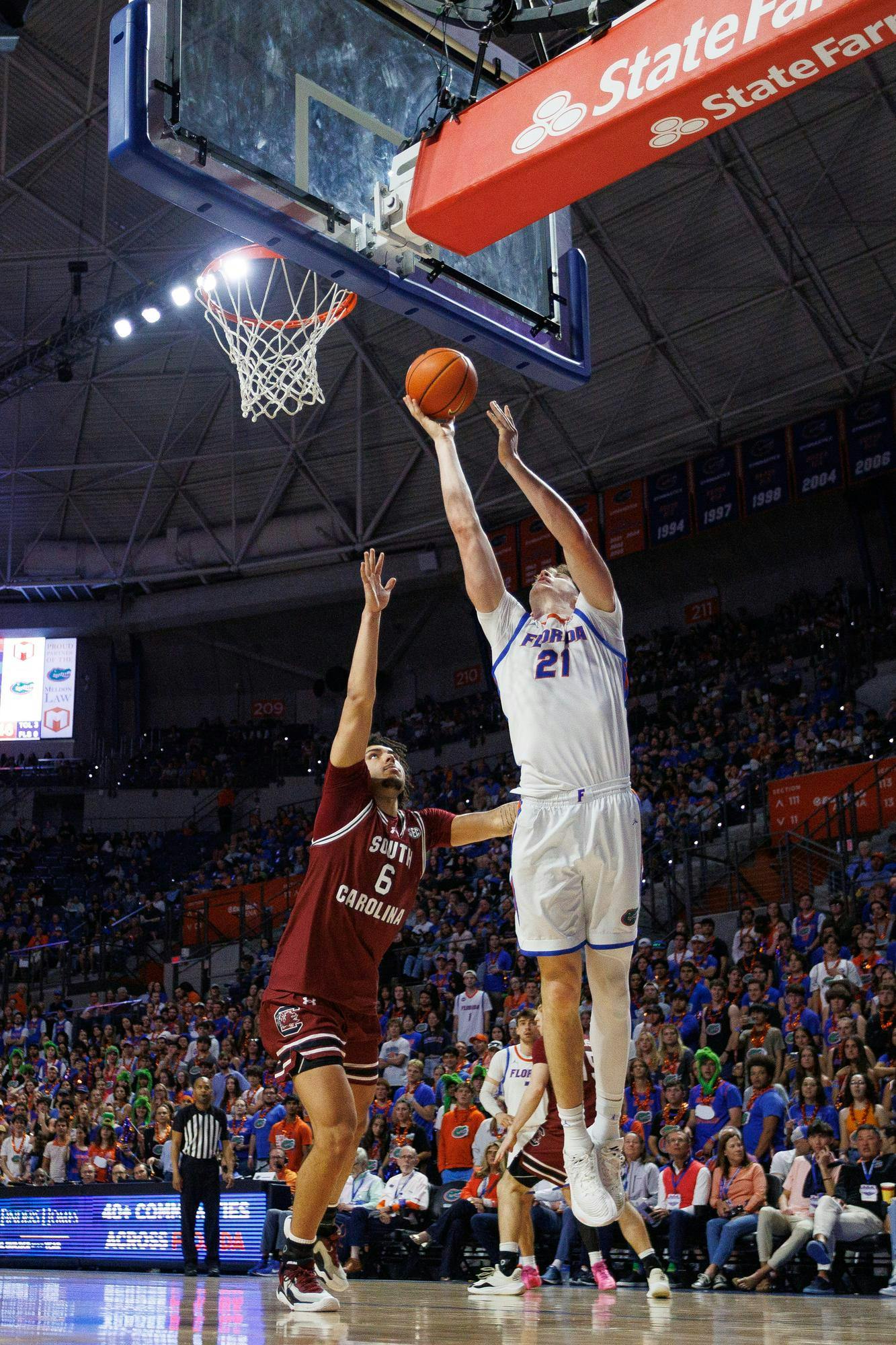 Florida forward Alex Condon (21) shoots during the second half of an NCAA college basketball game against South Carolina, Tuesday, Feb. 17, 2026, in Gainesville, Fla.