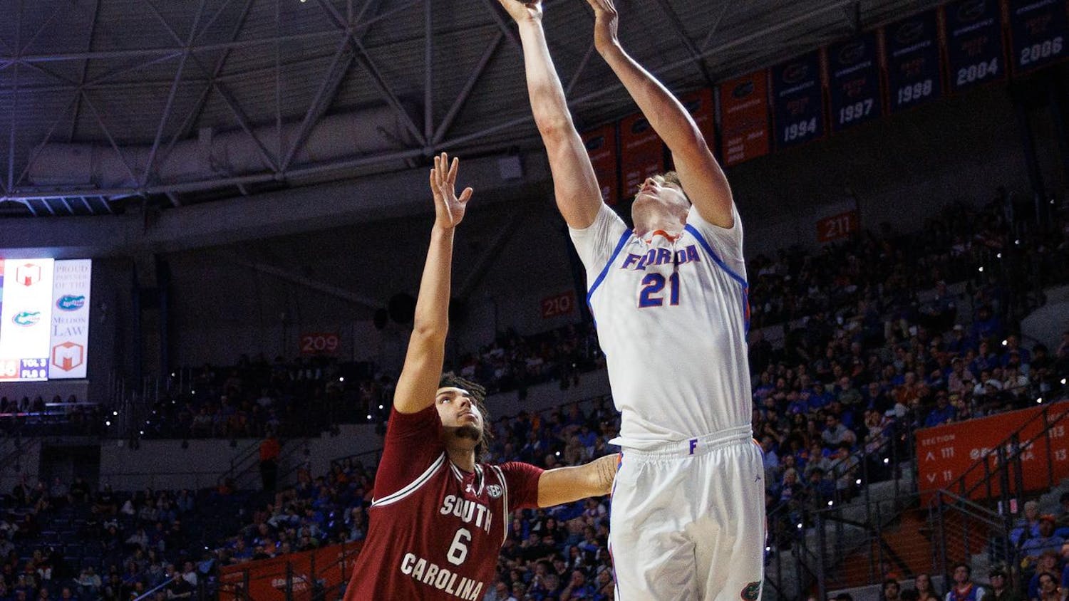 Florida forward Alex Condon (21) shoots during the second half of an NCAA college basketball game against South Carolina, Tuesday, Feb. 17, 2026, in Gainesville, Fla.