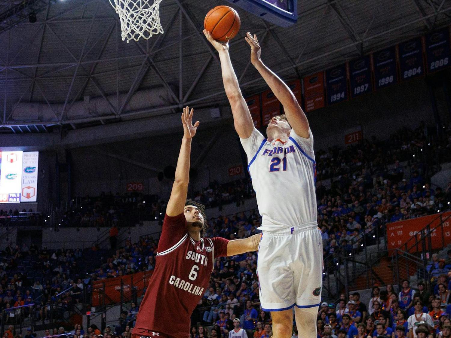 Florida forward Alex Condon (21) shoots during the second half of an NCAA college basketball game against South Carolina, Tuesday, Feb. 17, 2026, in Gainesville, Fla.
