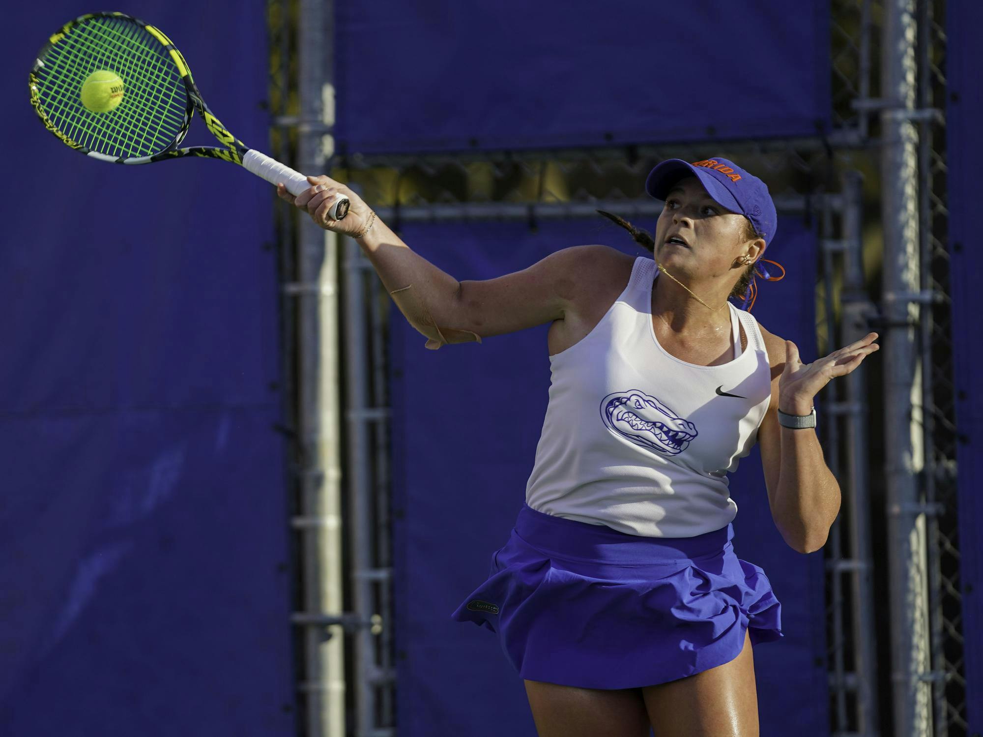 Reagan&#x20;Parker&#x20;catches&#x20;the&#x20;ball&#x20;in&#x20;her&#x20;racket&#x20;at&#x20;Alfred&#x20;A.&#x20;Ring&#x20;Tennis&#x20;Complex&#x20;on&#x20;Friday,&#x20;March&#x20;28,&#x20;2025.&#x20;Jimena&#x20;Gomez&#x20;Alonso&#x20;of&#x20;University&#x20;of&#x20;Arkansas&#x20;defeated&#x20;Parker&#x20;6-3&#x20;and&#x20;6-0.
