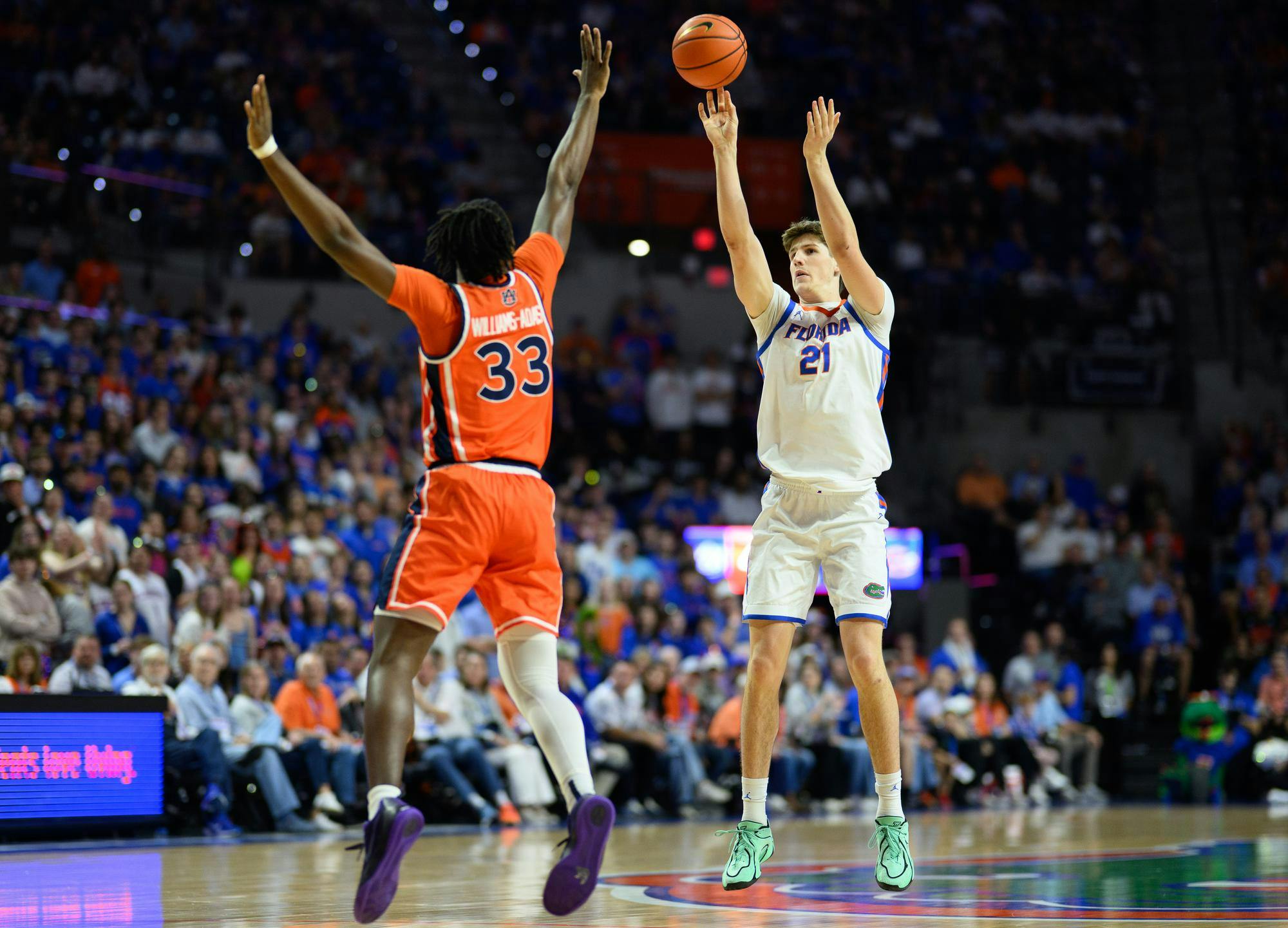 Florida forward Alex Condon (21) shoots during the first half of an NCAA college basketball game against Auburn, Saturday, Jan. 24, 2026, in Gainesville, Fla.