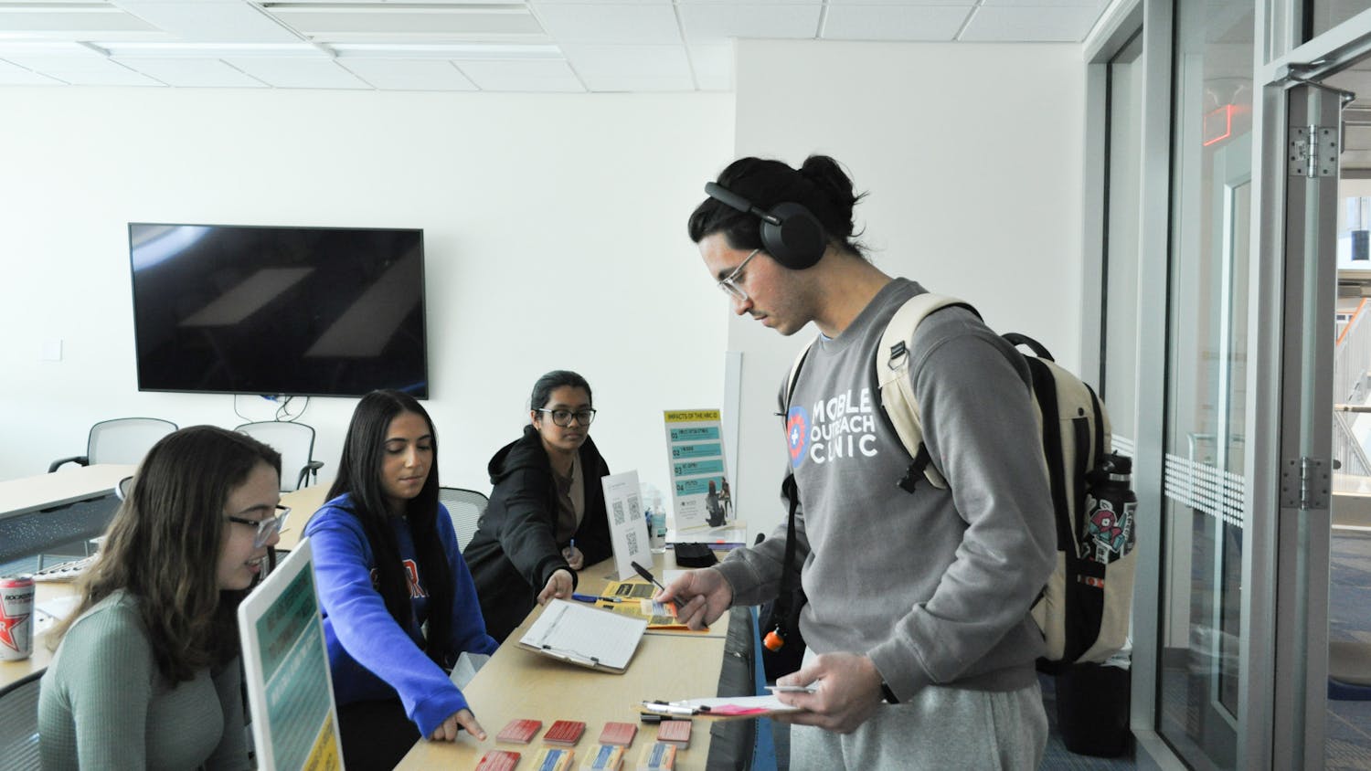 Tres voluntarios estudiantes proveen información sobre la campaña de Declinar de Contestar en su evento de identificaciones en el Reitz Union en Jueves, Feb. 2, 2024.