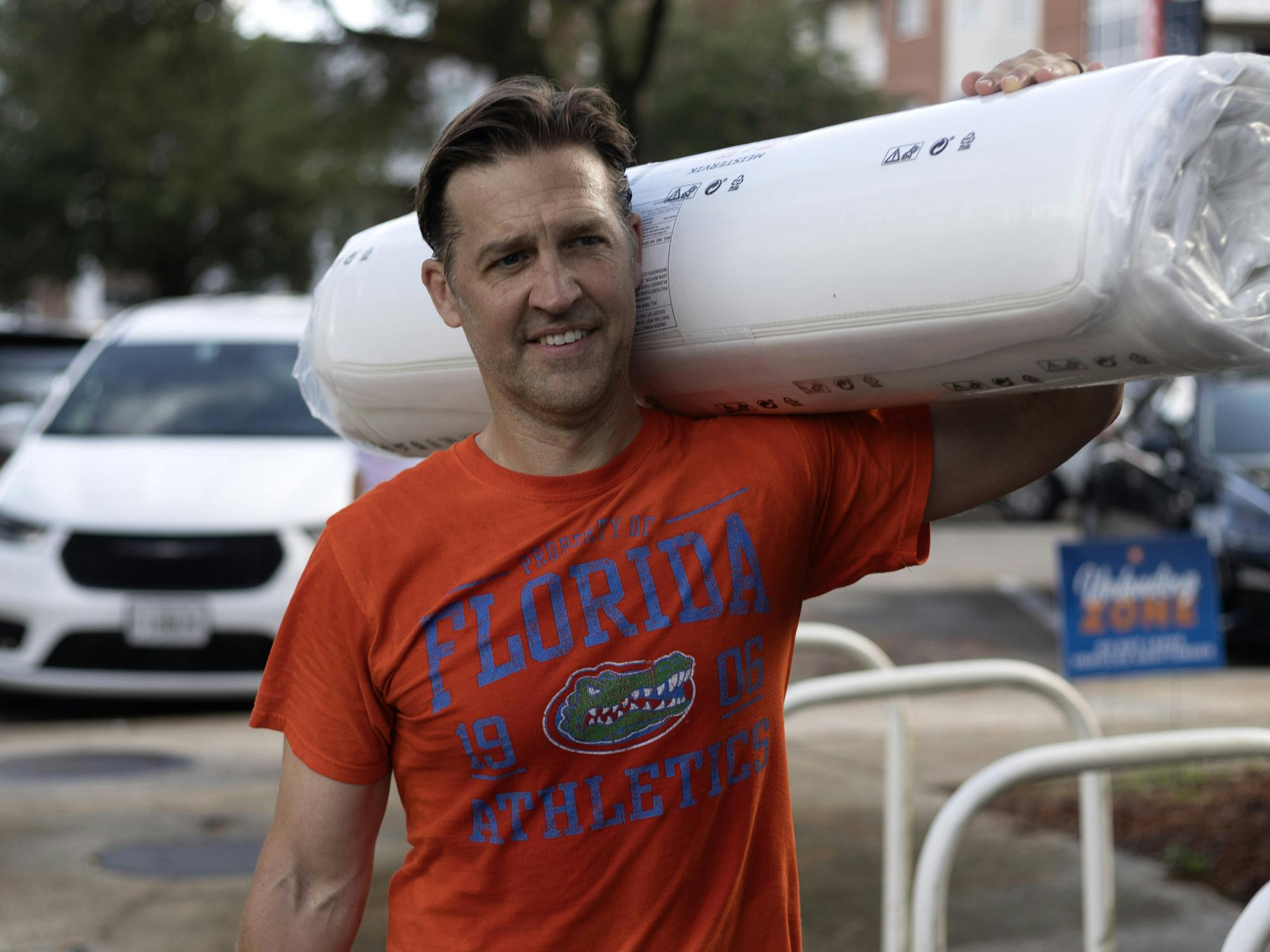UF President Ben Sasse helps incoming freshmen move in on Aug. 17, 2023.