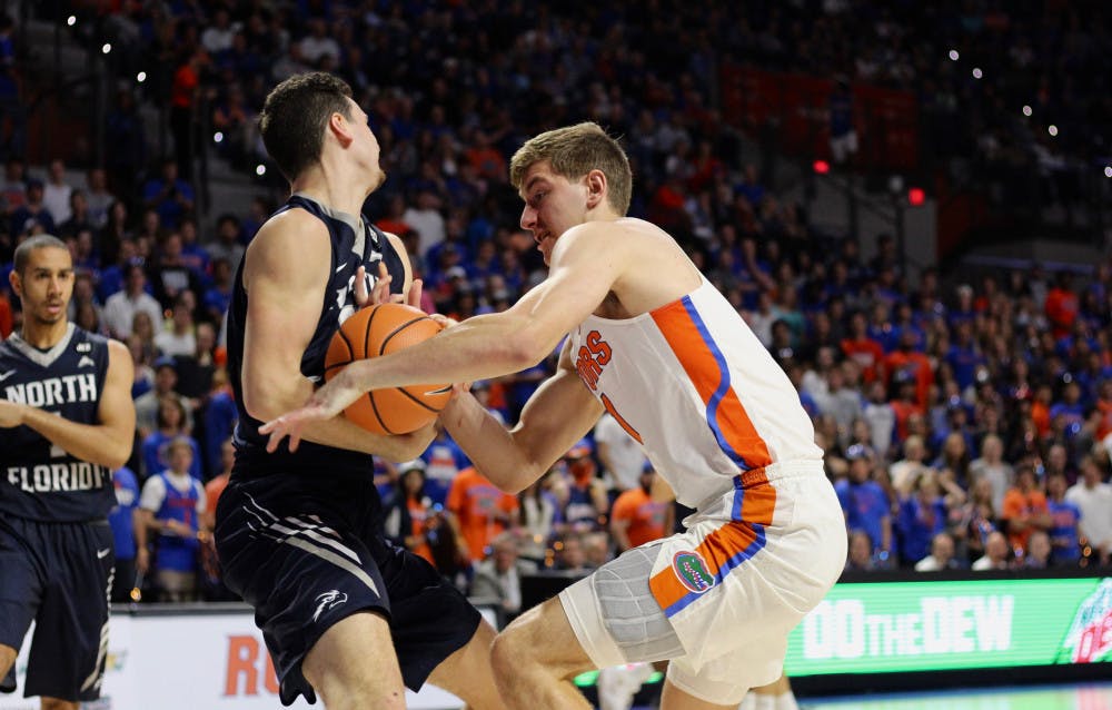 <p><span id="docs-internal-guid-2d4d465b-cb78-7534-1b5e-46bc0e26c87a"><span>In the Gators’ 108-68 victory over North Florida in the O’Connell Center, UF showed how much its defense has improved since opening practices.</span></span></p>
