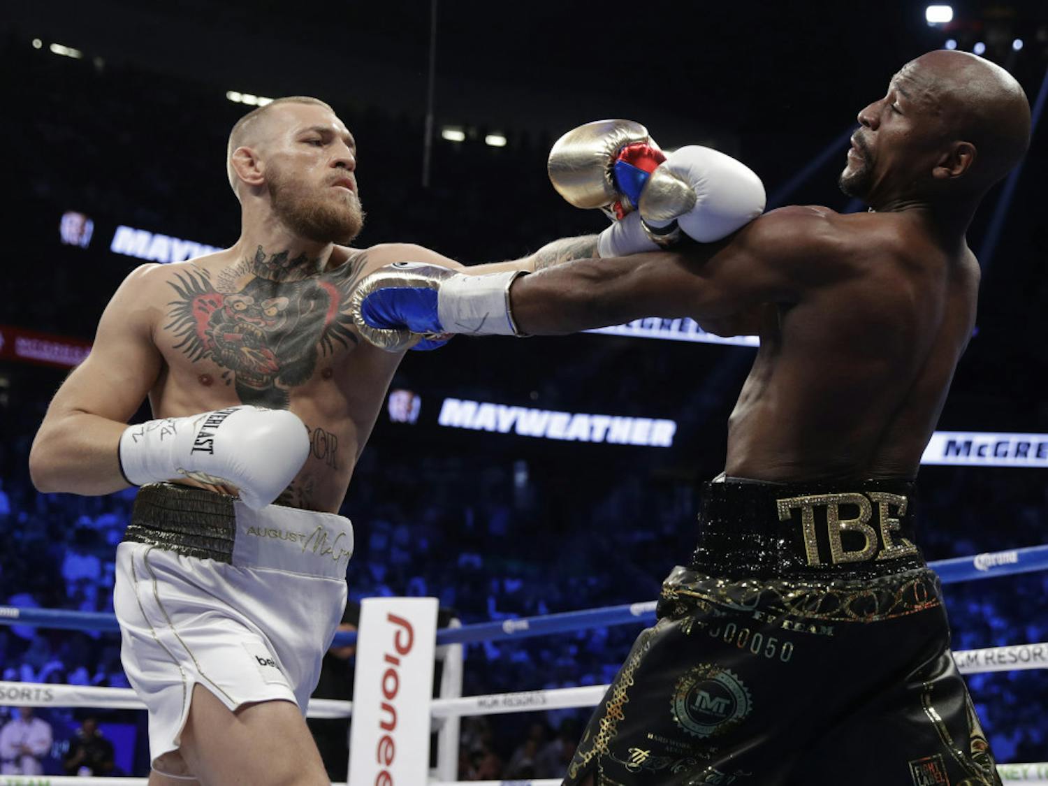 Floyd Mayweather Jr., right, fights Conor McGregor in a super welterweight boxing match Saturday, Aug. 26, 2017, in Las Vegas. (AP Photo/Isaac Brekken)