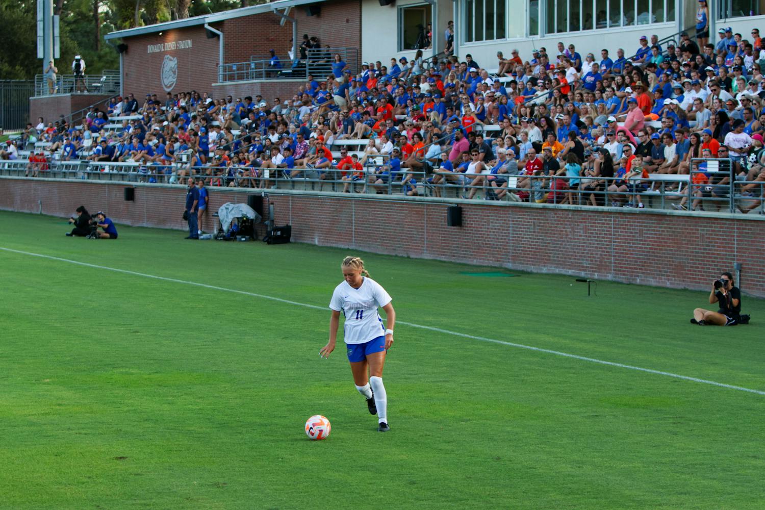 Redshirt sophomore midfielder Sophie White dribbles the ball up the field in the Gators&#x27; 8-0 win against the Stetson Hatters Sunday, Aug. 27, 2023.﻿