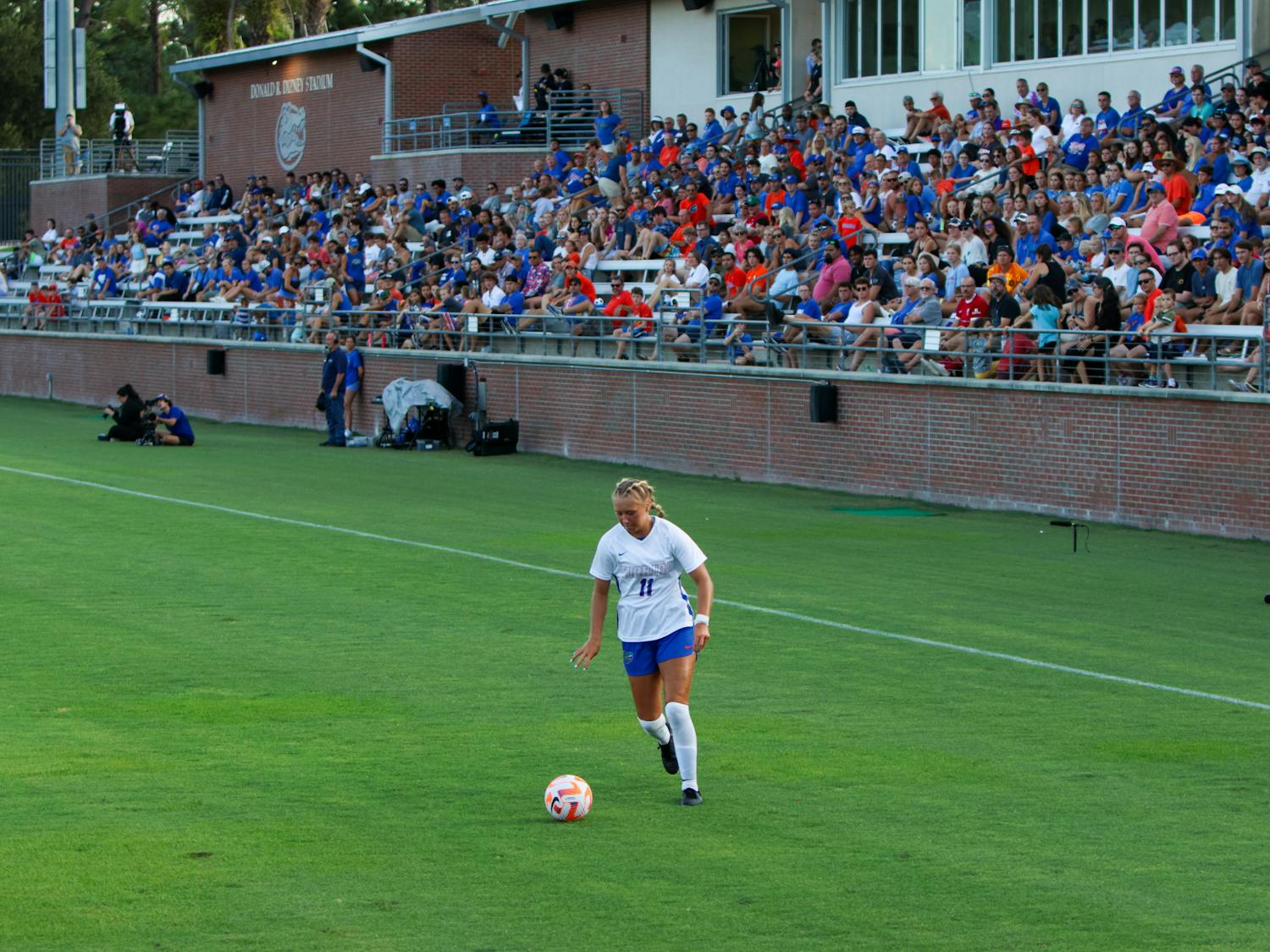 Redshirt sophomore midfielder Sophie White dribbles the ball up the field in the Gators&#x27; 8-0 win against the Stetson Hatters Sunday, Aug. 27, 2023.﻿