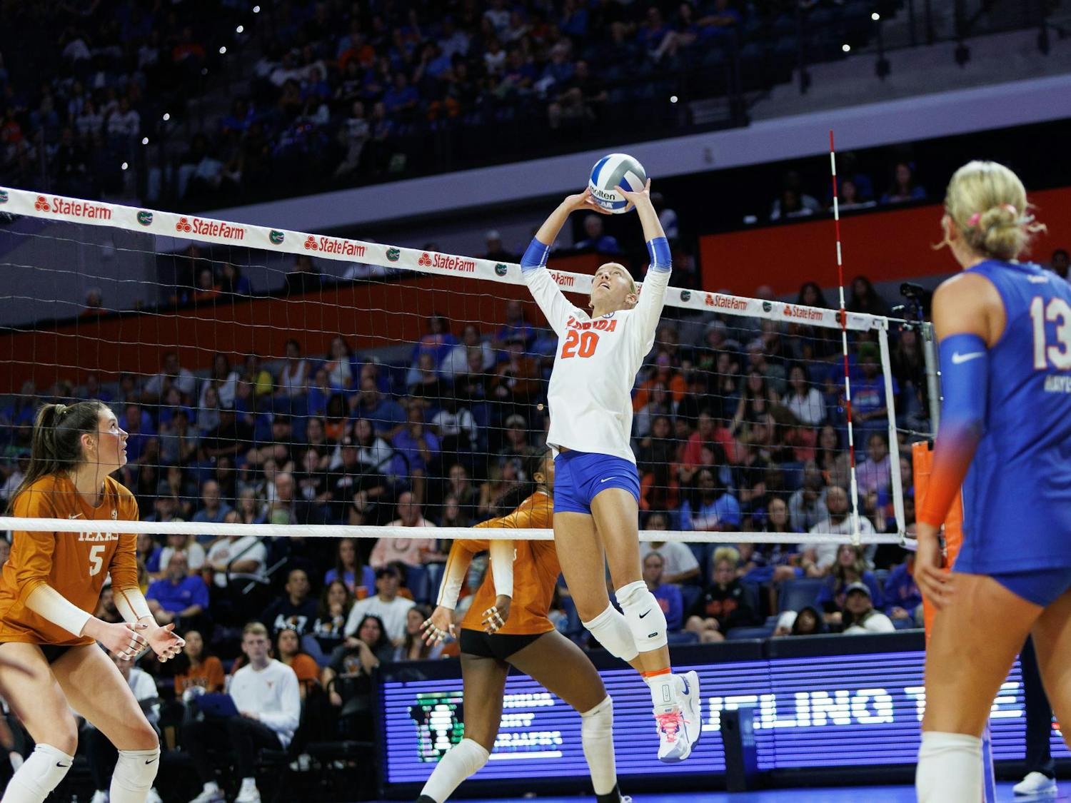 Florida Gators setter Taylor Parks (20) sets the ball during a NCAA Volleyball match on Friday, November 07, 2025.