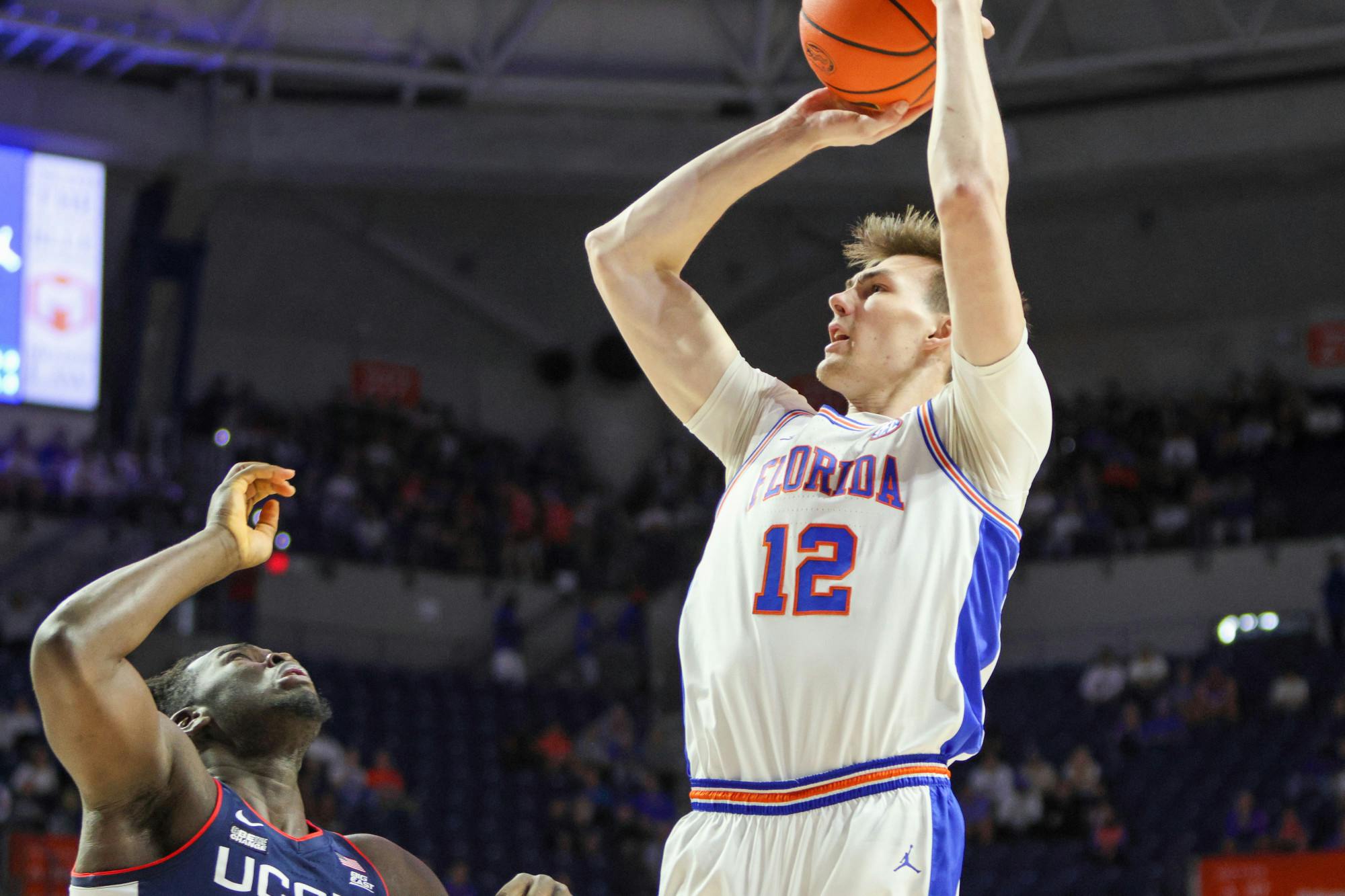 Florida forward Colin Castleton shoots the ball in the Gators&#x27; loss to the Connecticut Huskies Wednesday, Dec. 7, 2022. 