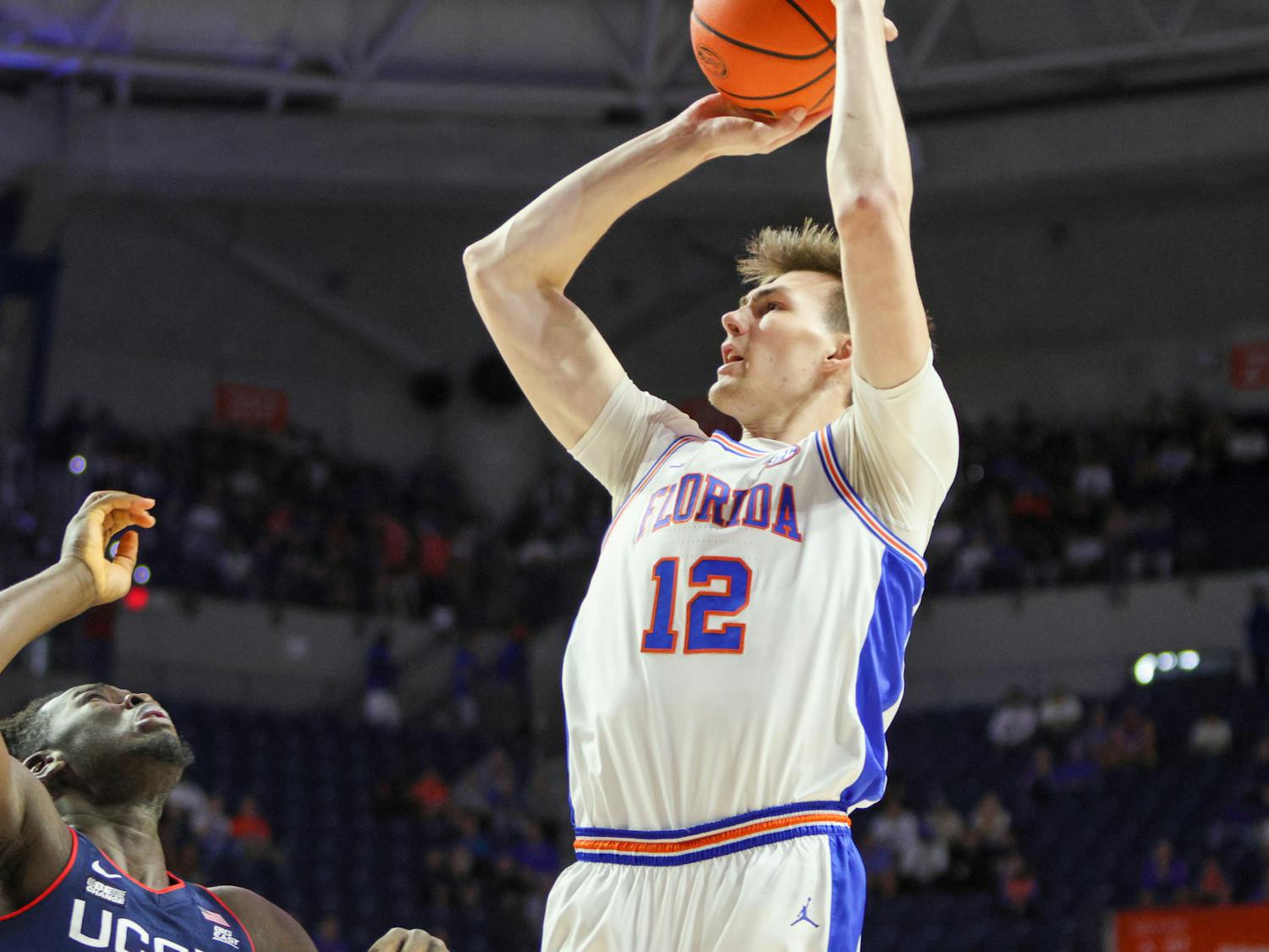 Florida forward Colin Castleton shoots the ball in the Gators&#x27; loss to the Connecticut Huskies Wednesday, Dec. 7, 2022. 