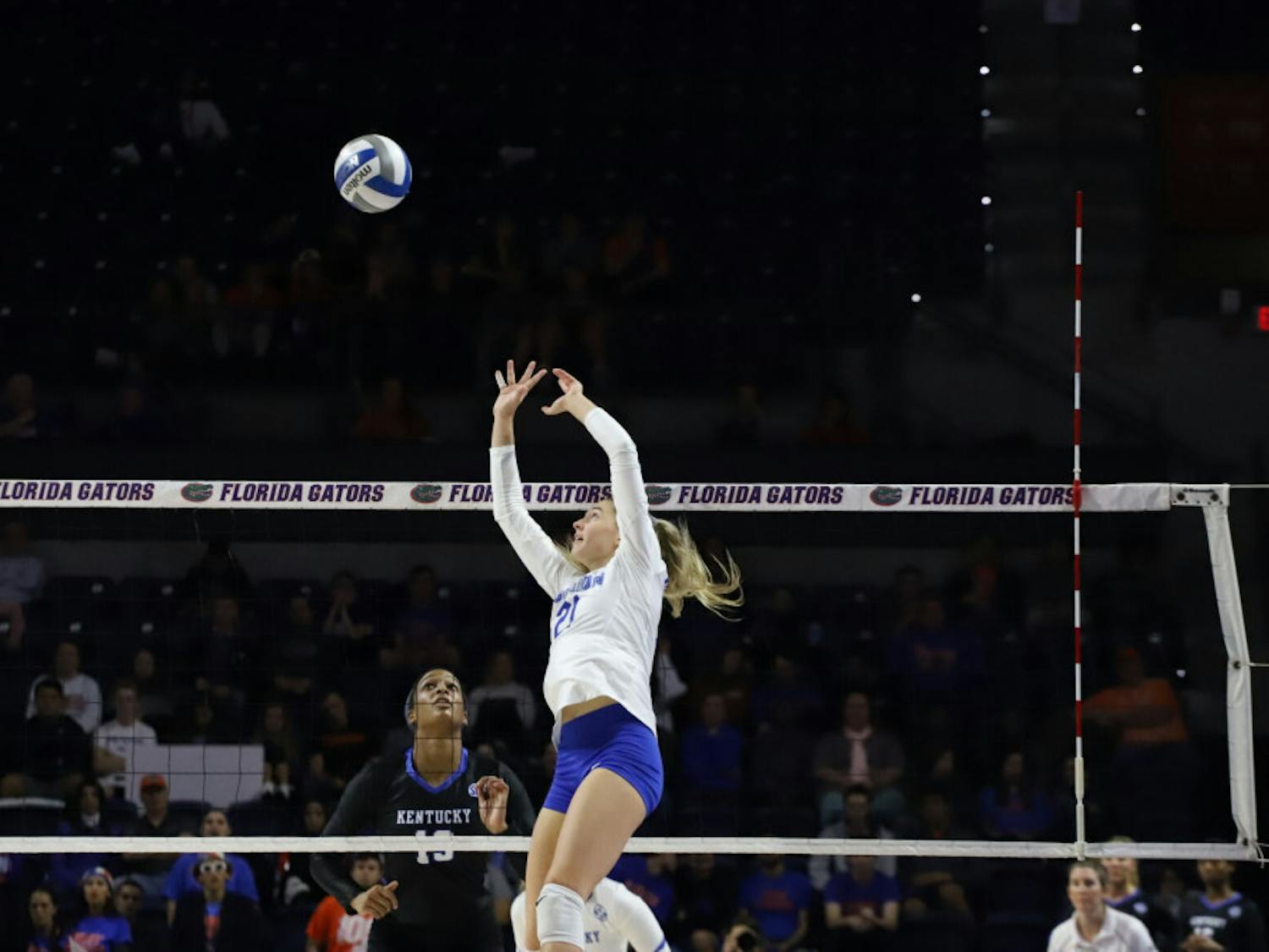 Marlie Monserez sets for the Gators at a 2019 home match versus Kentucky. Monserez totaled 61 assists during Saturday's double-header as Florida began 2021 3-0.