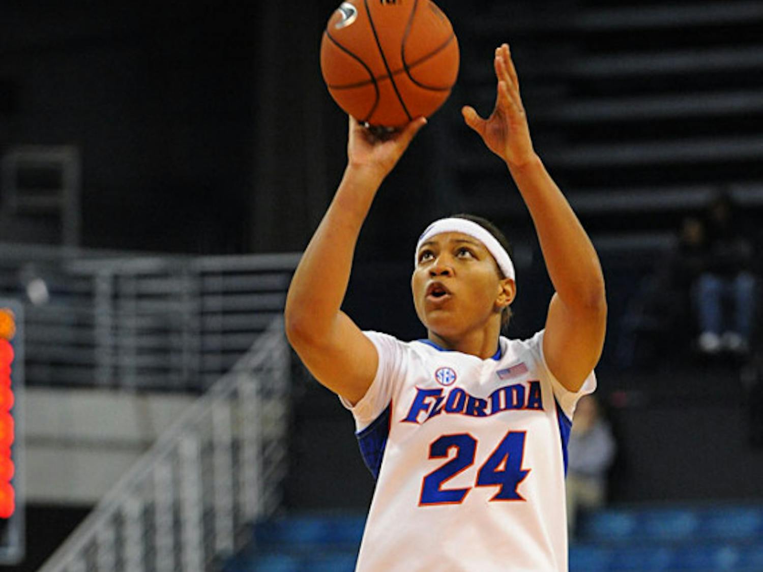UF forward Sharielle Smith shoots during the Gators’ 66-62 loss to Florida State in the O’Connell Center on Tuesday.
