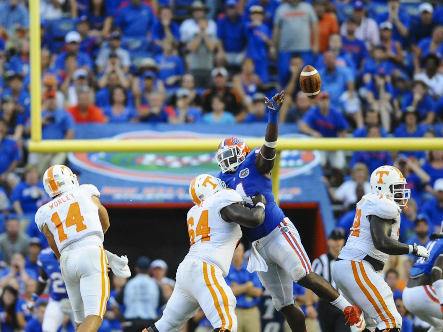 Defensive lineman Damien Jacobs bats down a pass from UT quarterback Justin Worley during Florida's 31-17 win against Tennessee on Saturday in Ben Hill Griffin Stadium.