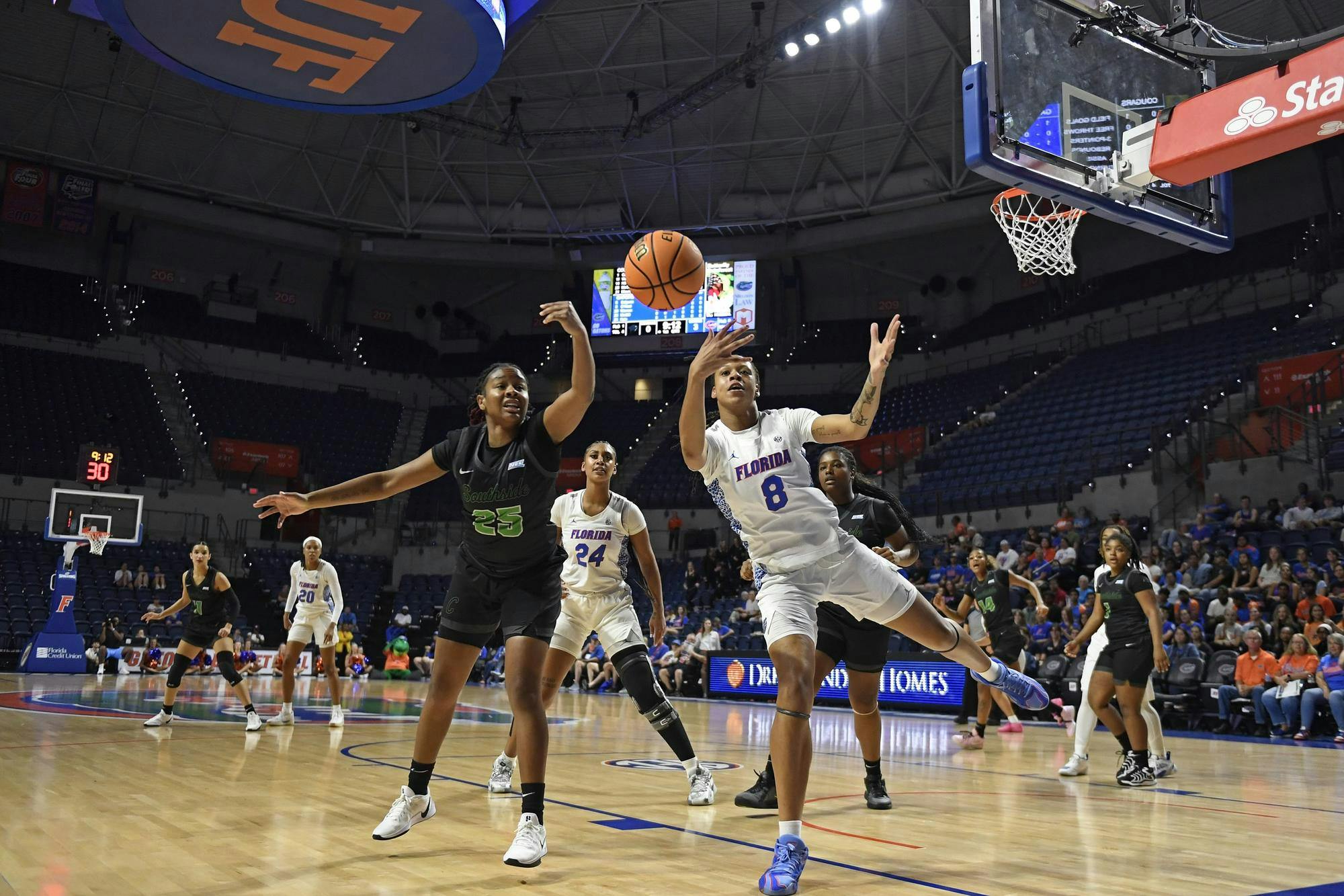 Me’Arah O’Neal (8) dives for the ball during the first half against the Chicago State Cougars at Exactech Arena at the Stephen C. O'Connell Center on Tuesday, Nov. 12, 2024.
