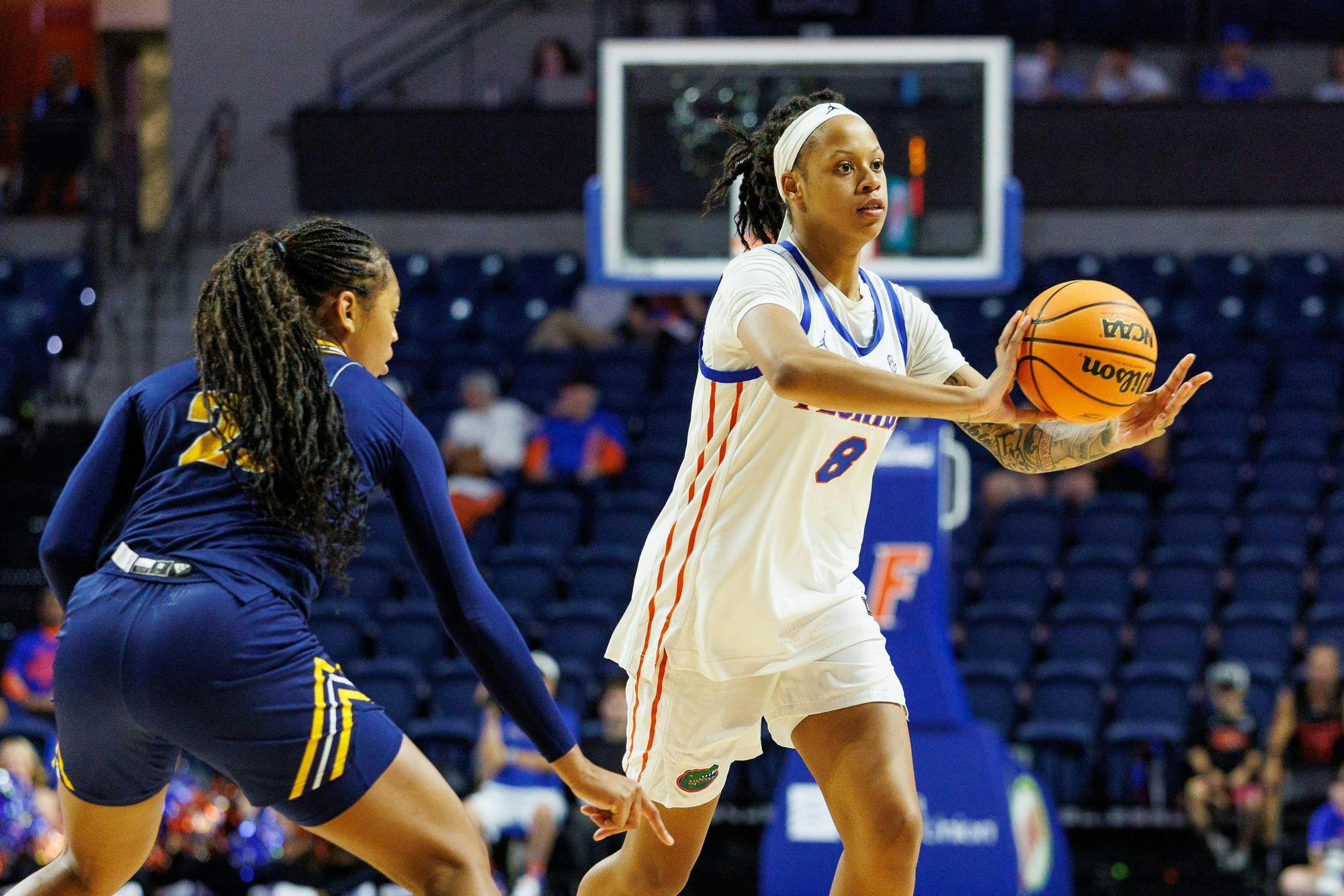 Florida guard/forward Me'Arah O'Neal (8) passes the ball during an NCAA college basketball game against Chattanooga, Thursday, Nov. 6, 2025, in Gainesville, Fla.