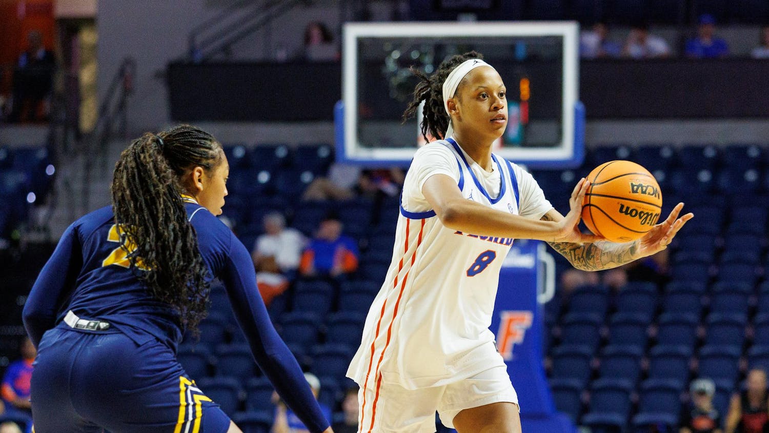 Florida guard/forward Me'Arah O'Neal (8) passes the ball during an NCAA college basketball game against Chattanooga, Thursday, Nov. 6, 2025, in Gainesville, Fla.