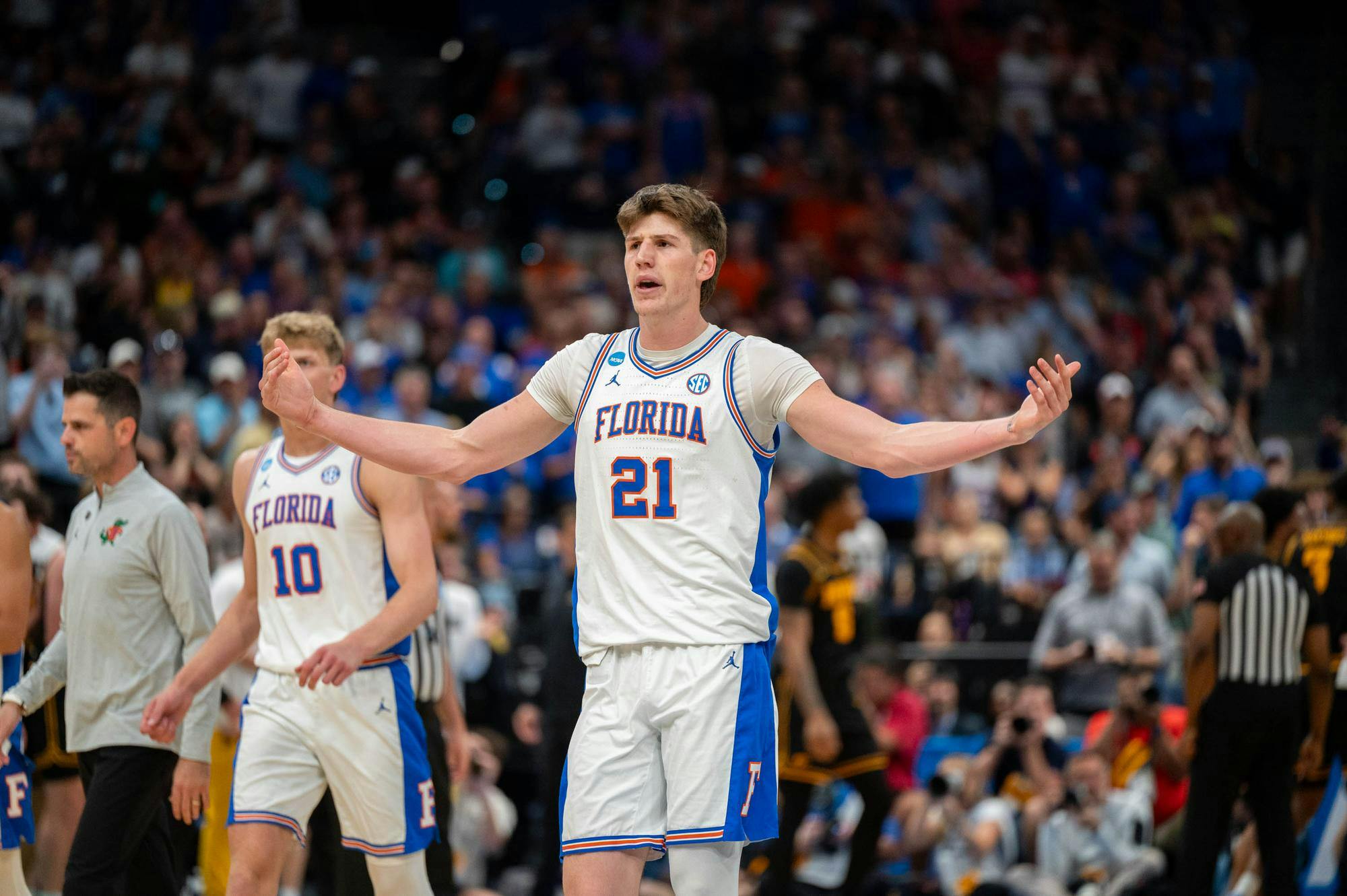 Florida forward Alex Condon (21) winds up the crowd during the first half of an NCAA Tournament second round game against Iowa, Sunday, March 22, 2026, in Tampa, Fla.