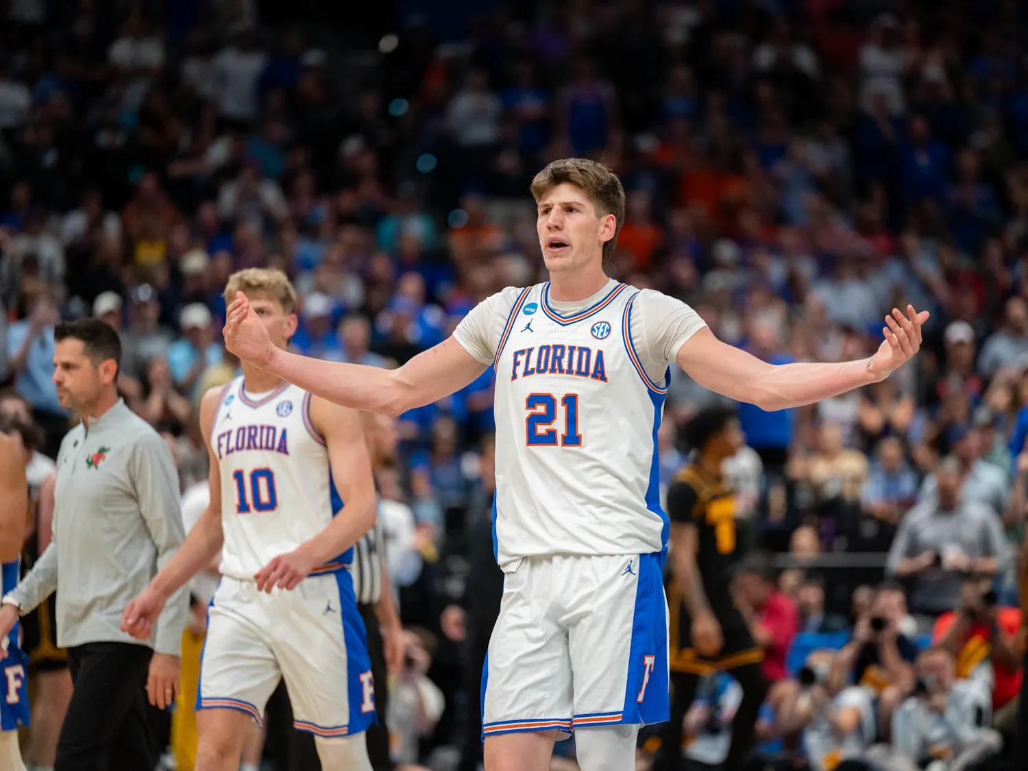 Florida forward Alex Condon (21) winds up the crowd during the first half of an NCAA Tournament second round game against Iowa, Sunday, March 22, 2026, in Tampa, Fla.