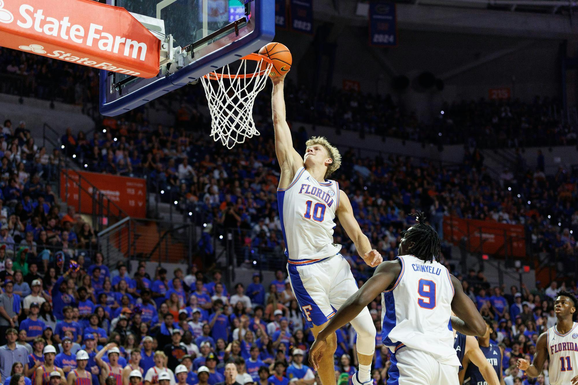 Florida Gators forward Thomas Haugh (10) dunks during the first half of a NCAA college basketball game against North Florida, Thursday, Nov. 06, 2025, in Gainesville, Fla.