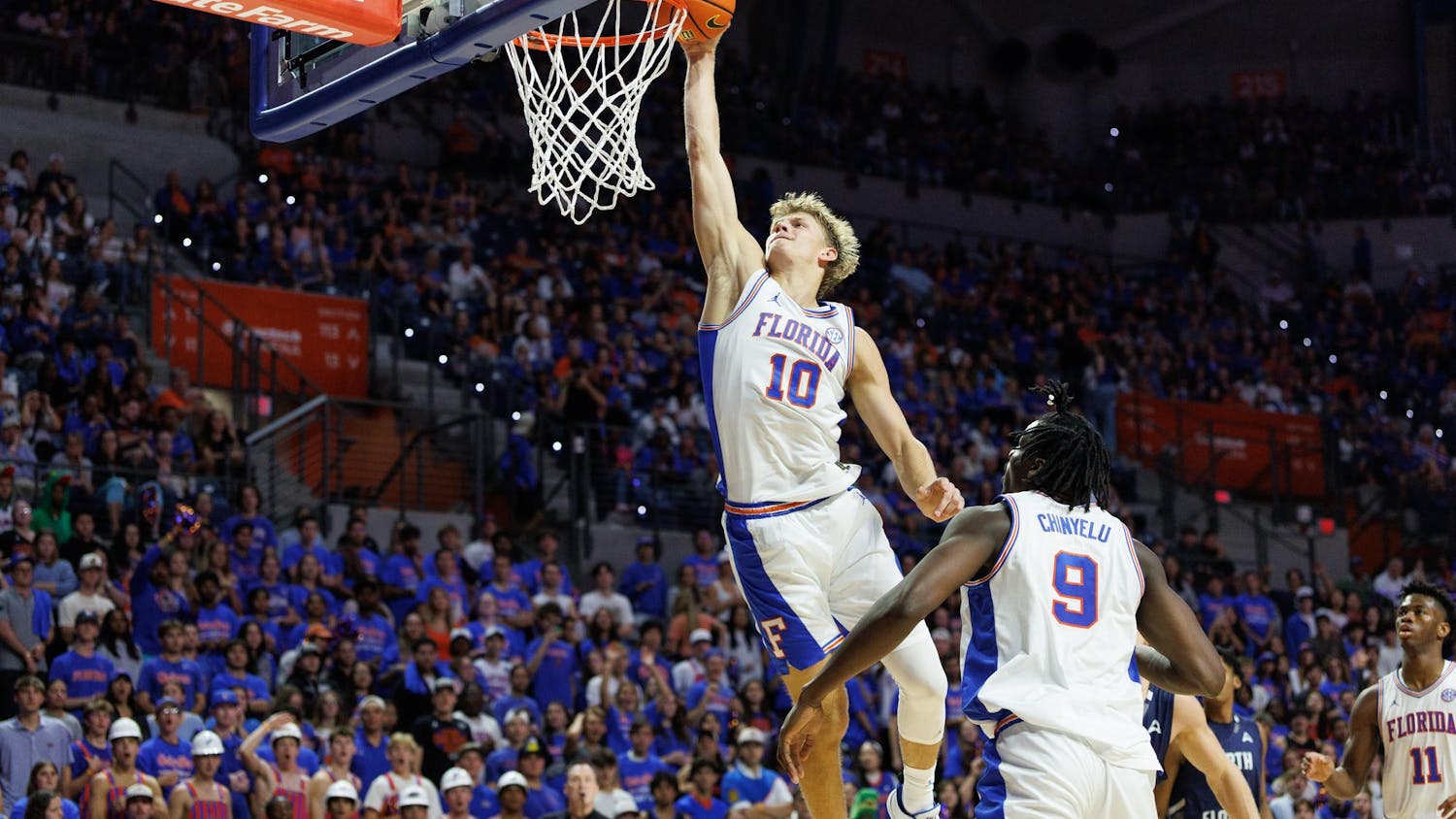 Florida Gators forward Thomas Haugh (10) dunks during the first half of a NCAA college basketball game against North Florida, Thursday, Nov. 06, 2025, in Gainesville, Fla.