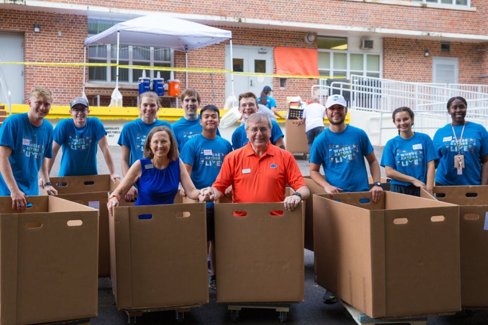 President Kent Fuchs helps students move in on Thursday, Aug. 15 at Jennings Hall.&nbsp;