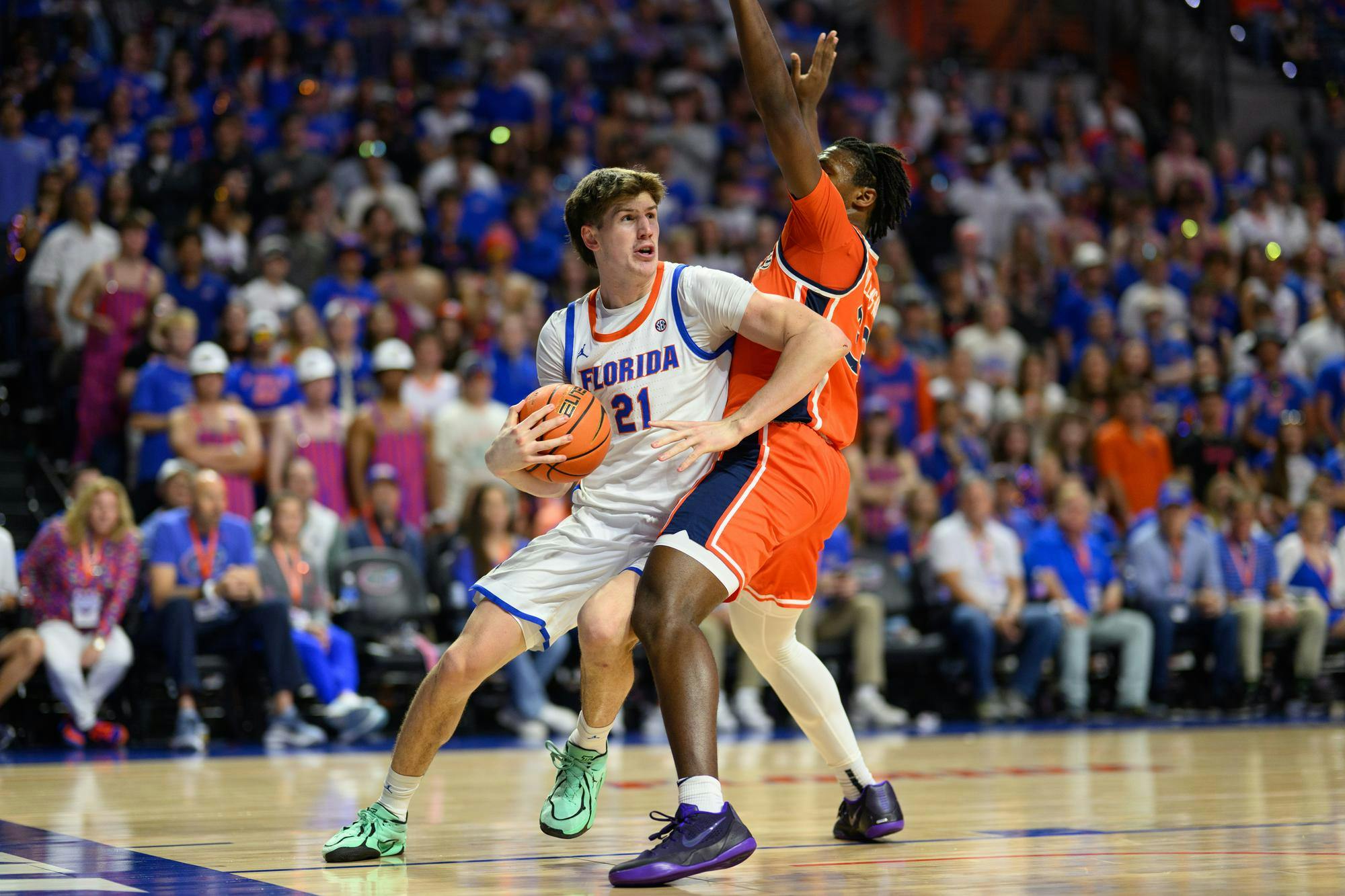Florida forward Alex Condon (21) drives during the first half of an NCAA college basketball game against Auburn, Saturday, Jan. 24, 2026, in Gainesville, Fla.
