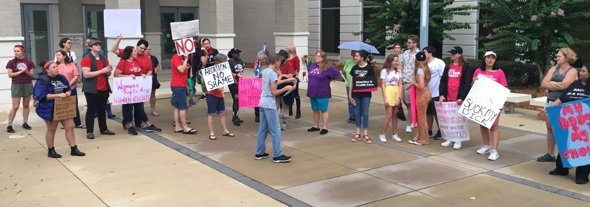 Alrededor de 40 personas se reunieron a las afueras del tribunal penal Stephan P. Mickle, Sr., el viernes 24 de Junio del 2022, para protestar el fallo que revoca Roe v. Wade.