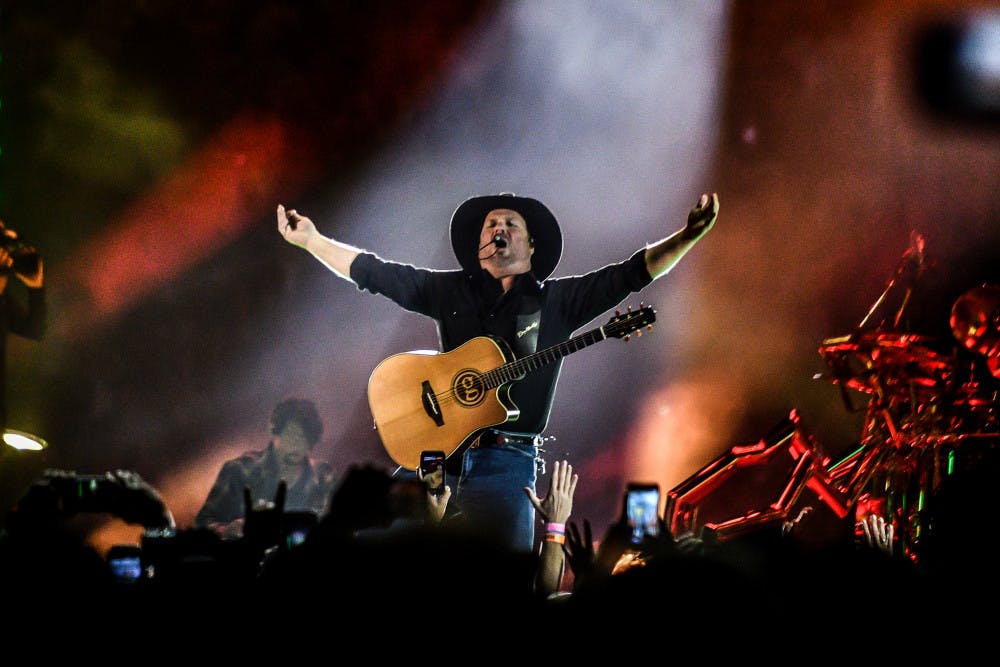Garth rocks the Swamp despite early hiccups