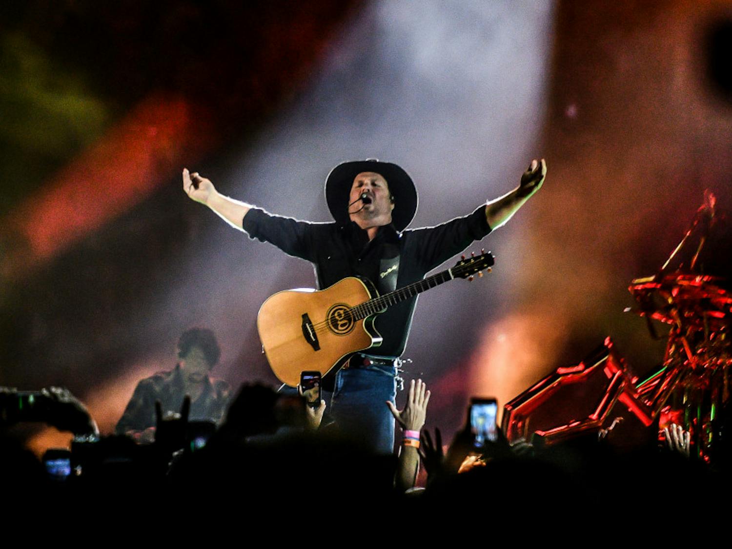 Garth rocks the Swamp despite early hiccups