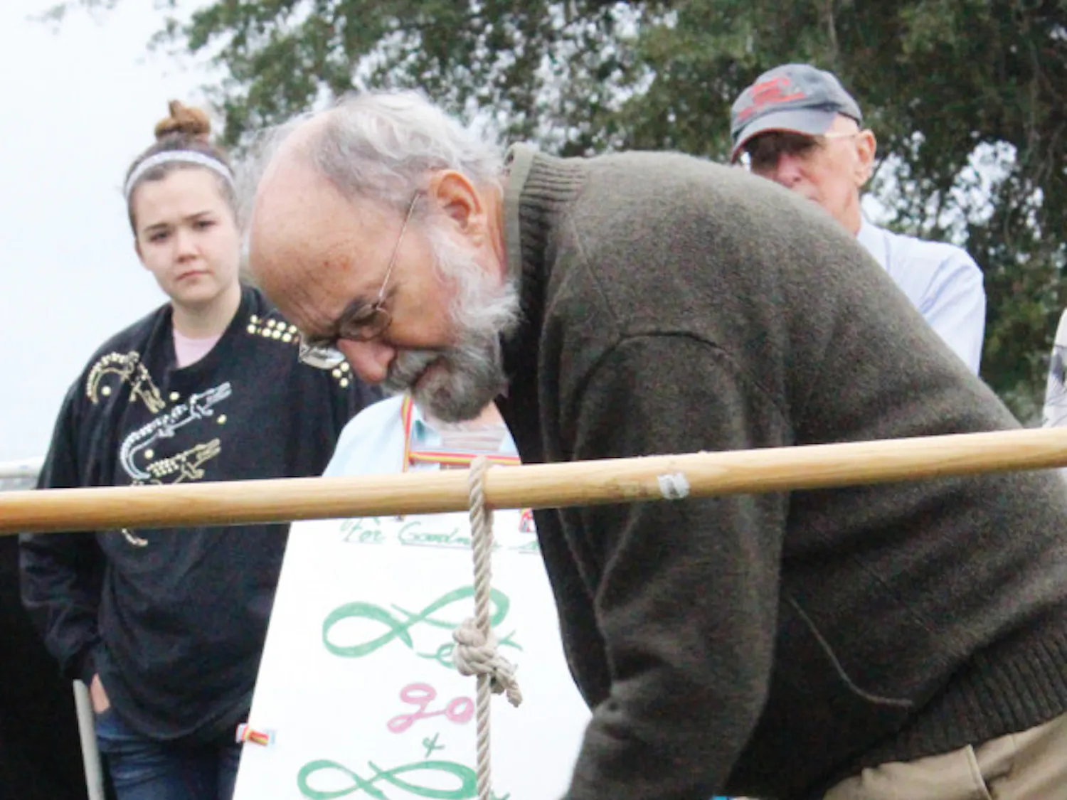 George Diller, a 73-year-old UF French prose professor, hits a bell with a hammer Tuesday at 6 p.m. to signify the execution of William Happ.