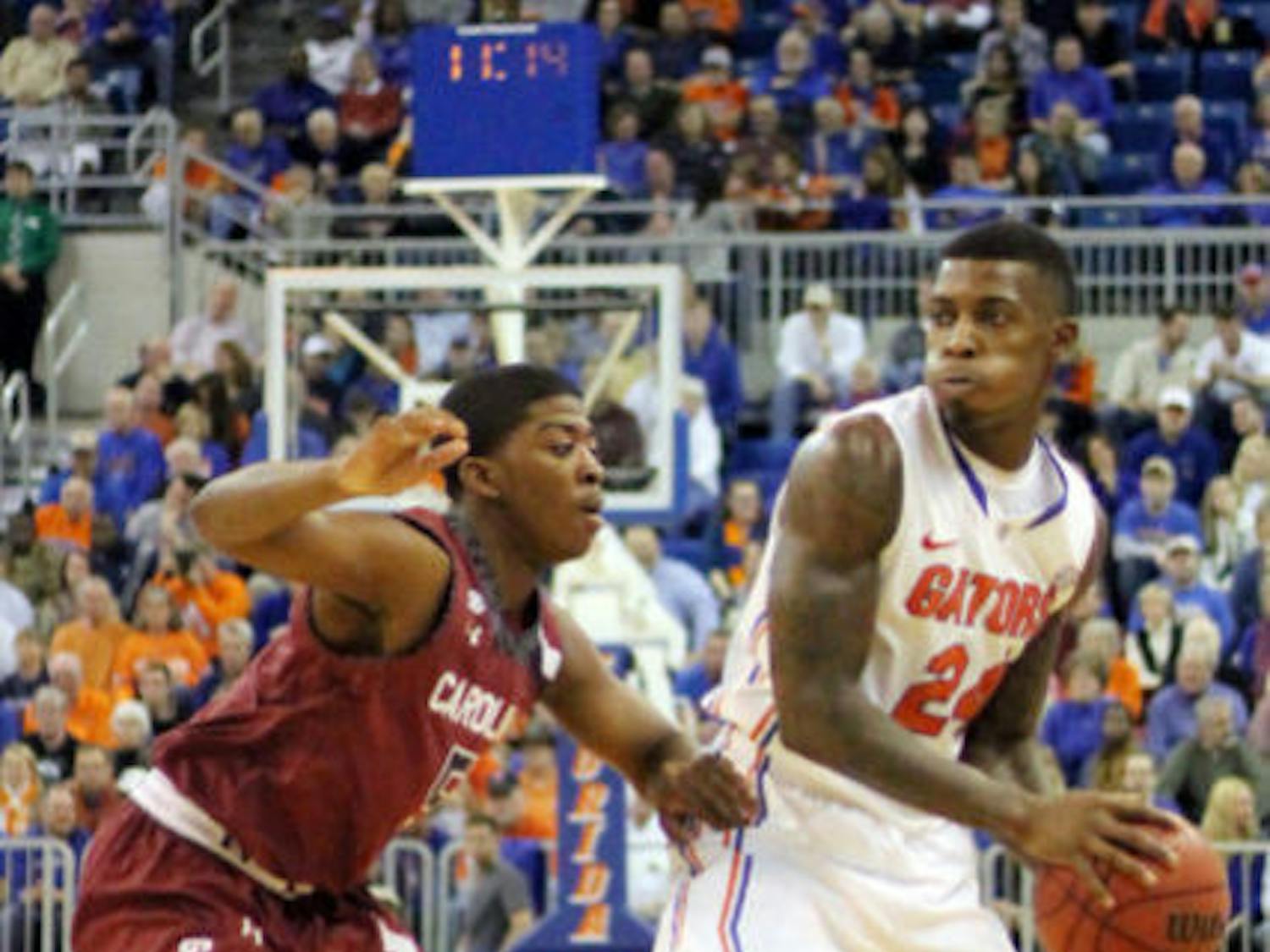 UF’s Casey Prather looks to pass the ball during the Gators’ 74-56 win against South Carolina in the season’s SEC opener on Wednesday night. Prather is questionable for Florida’s road game against Arkansas on Saturday due to swelling in his right knee.
