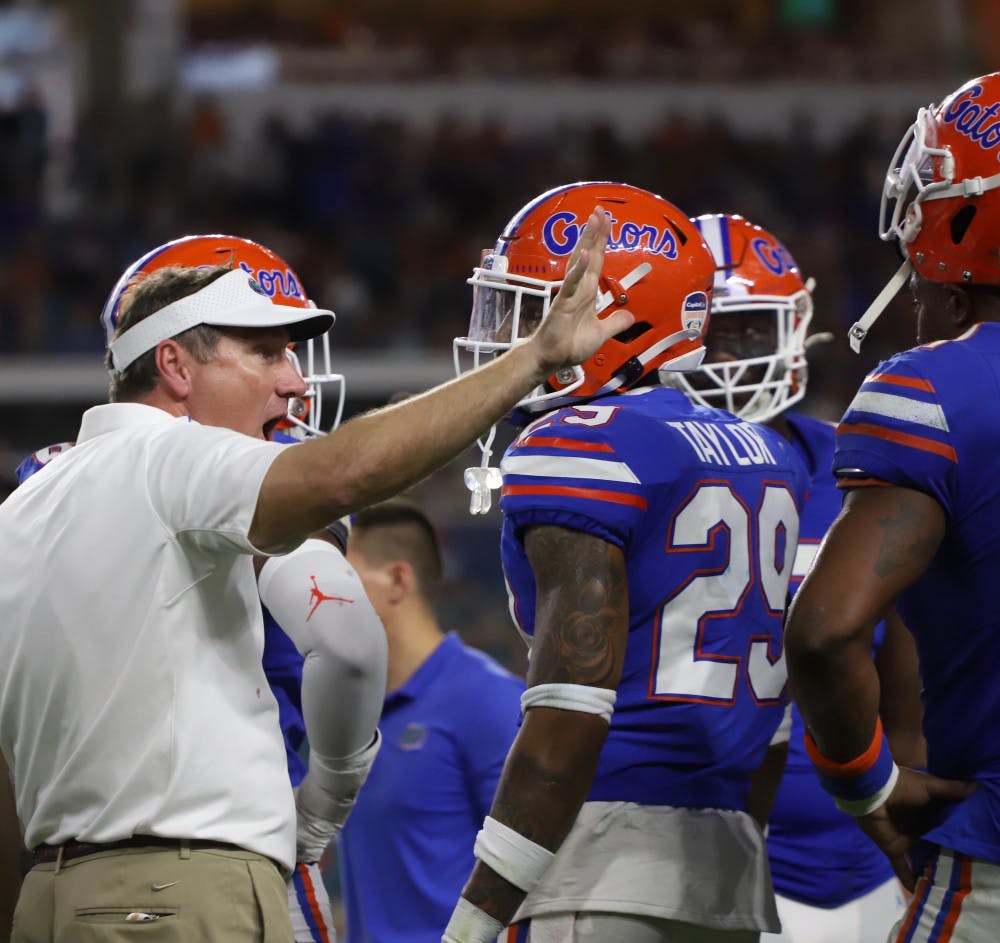 Dan Mullen talking to players.