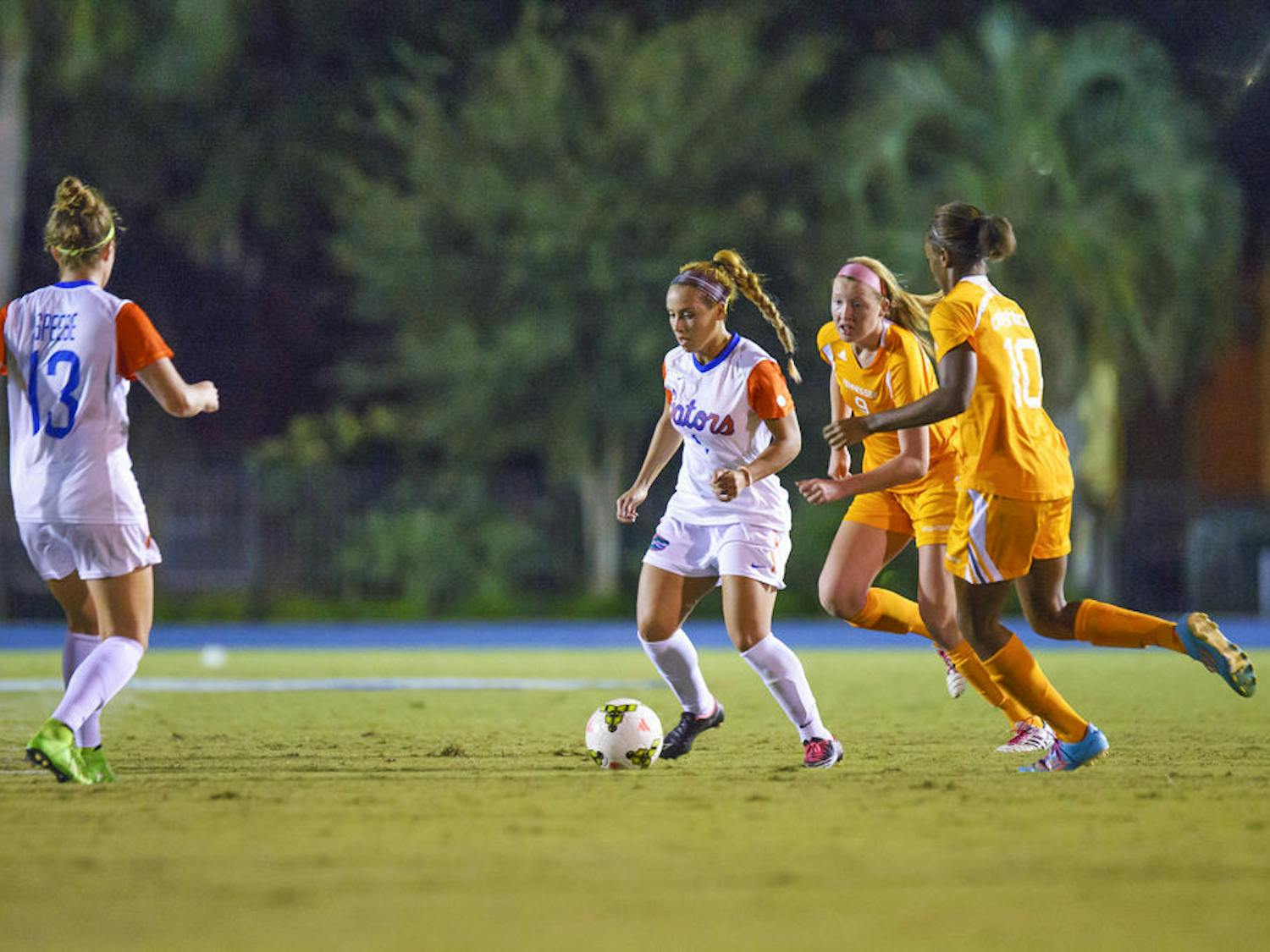 Lauren Silver dribbles the ball during Florida's 3-1 win against Tennessee.