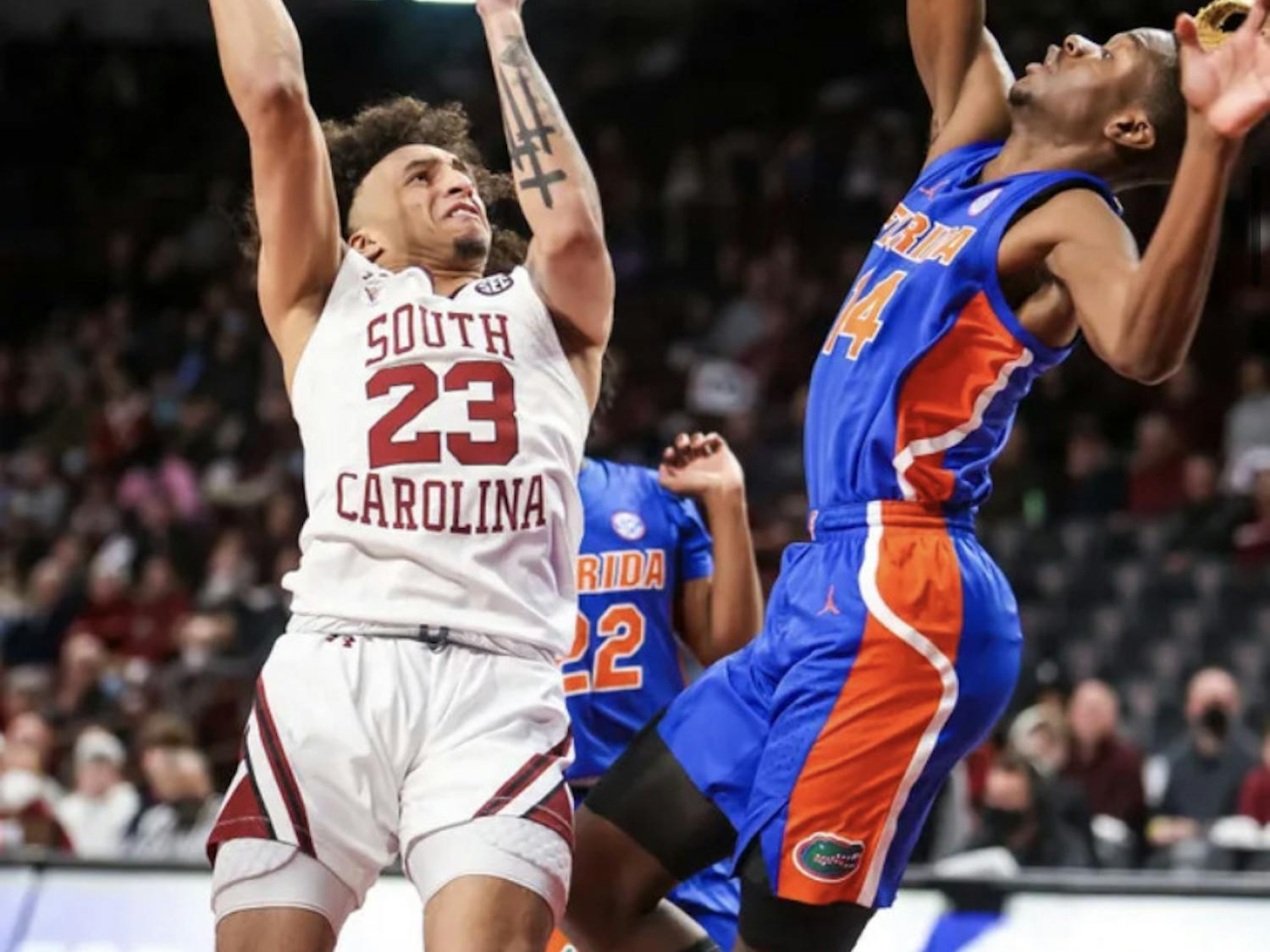 Kowacie Reeves defends South Carolina guard Devin Carter in the first half of Florida’s Jan. 15 game against South Carolina