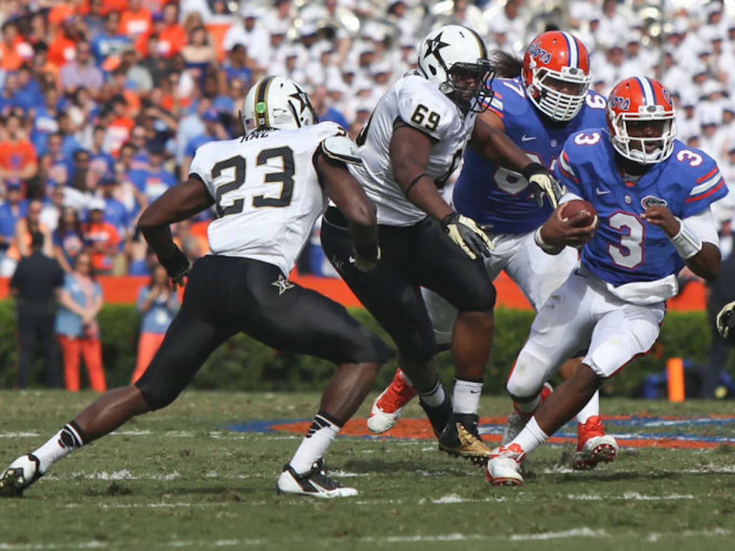 Tyler Murphy (3) attempts to scramble during Florida’s 34-17 loss to Vanderbilt on Saturday in Ben Hill Griffin Stadium. The redshirt junior has a sprained shoulder.