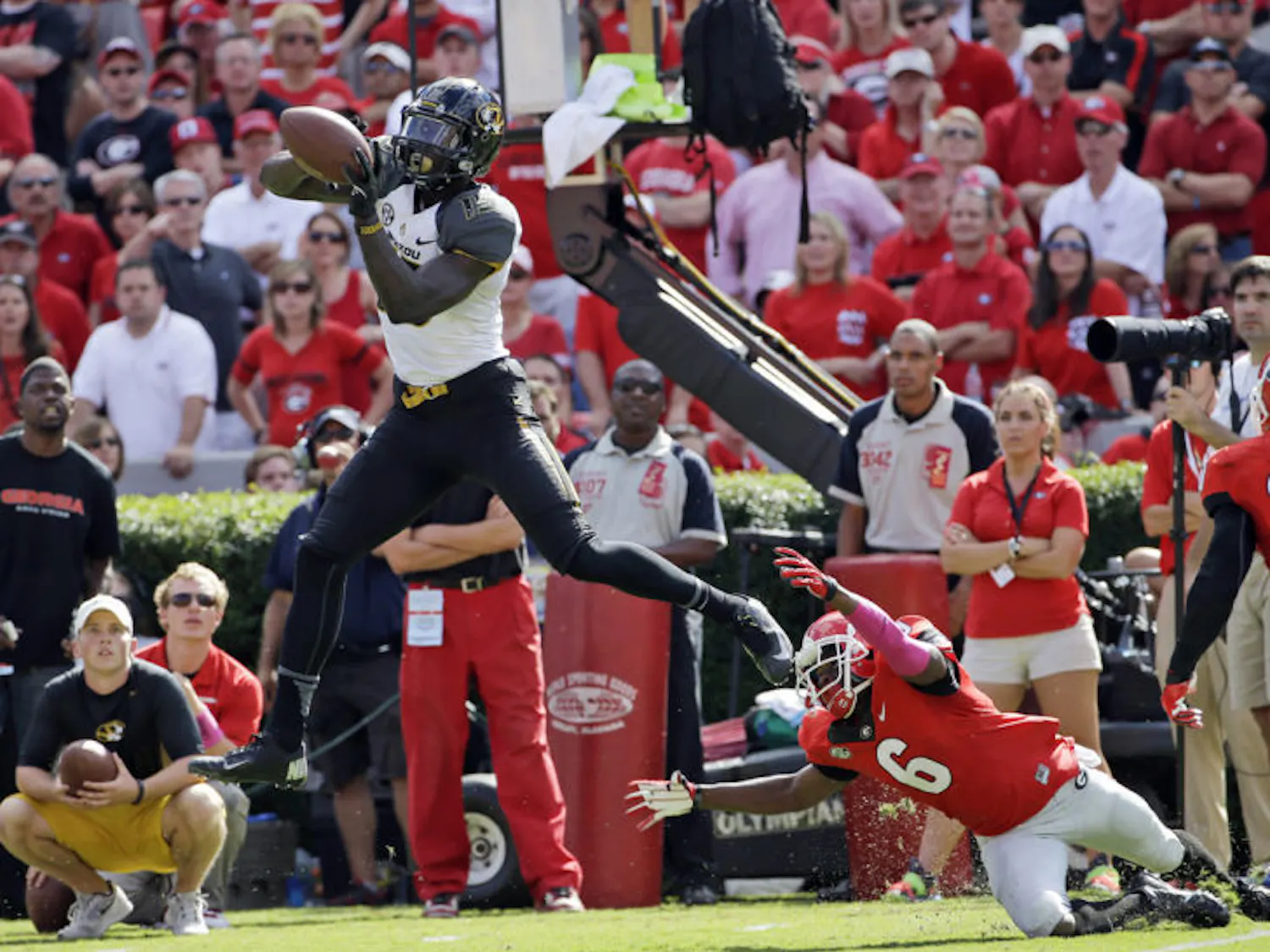 Dorial Green-Beckham (middle) makes a catch as Georgia’s Shaq Williams defends during the second half of Missouri’s 41-26 victory on Oct. 12 in Athens, Ga. No. 14 Missouri hosts No. 22 Florida on Saturday.
