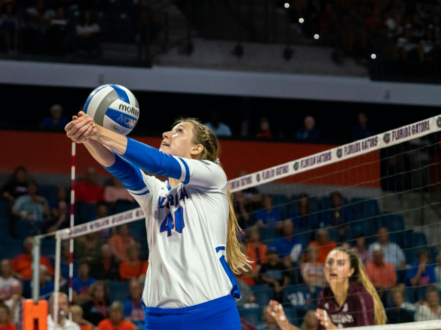 Attacker Holly Carlton recorded nine kills and a service ace on 26 attacks in Florida’s five-set loss to Missouri on Sunday afternoon. The loss snaps a 14-match winning streak stretching back to Sept. 7.