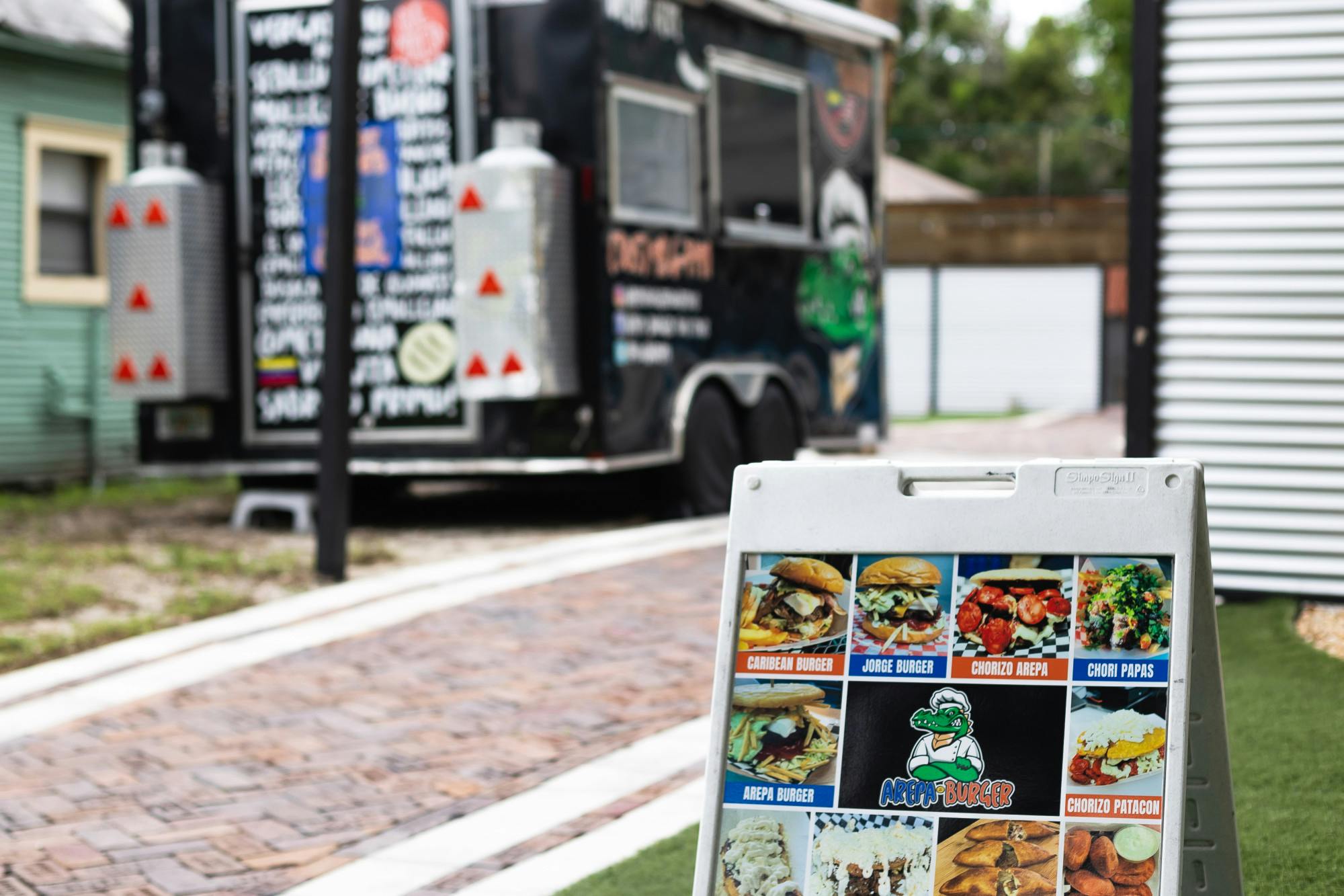 Arepa Burger, a Venezuelan food truck, waits to open in downtown Gainesville on Sept. 7, 2024. | Arepa Burger, un camión de comida venezolana, espera para abrir en el centro de Gainesville el 7 de septiembre de 2024.