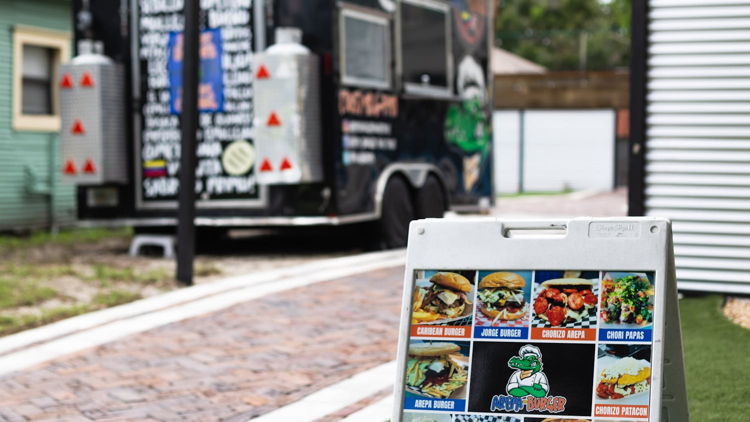 Arepa Burger, a Venezuelan food truck, waits to open in downtown Gainesville on Sept. 7, 2024. | Arepa Burger, un camión de comida venezolana, espera para abrir en el centro de Gainesville el 7 de septiembre de 2024.