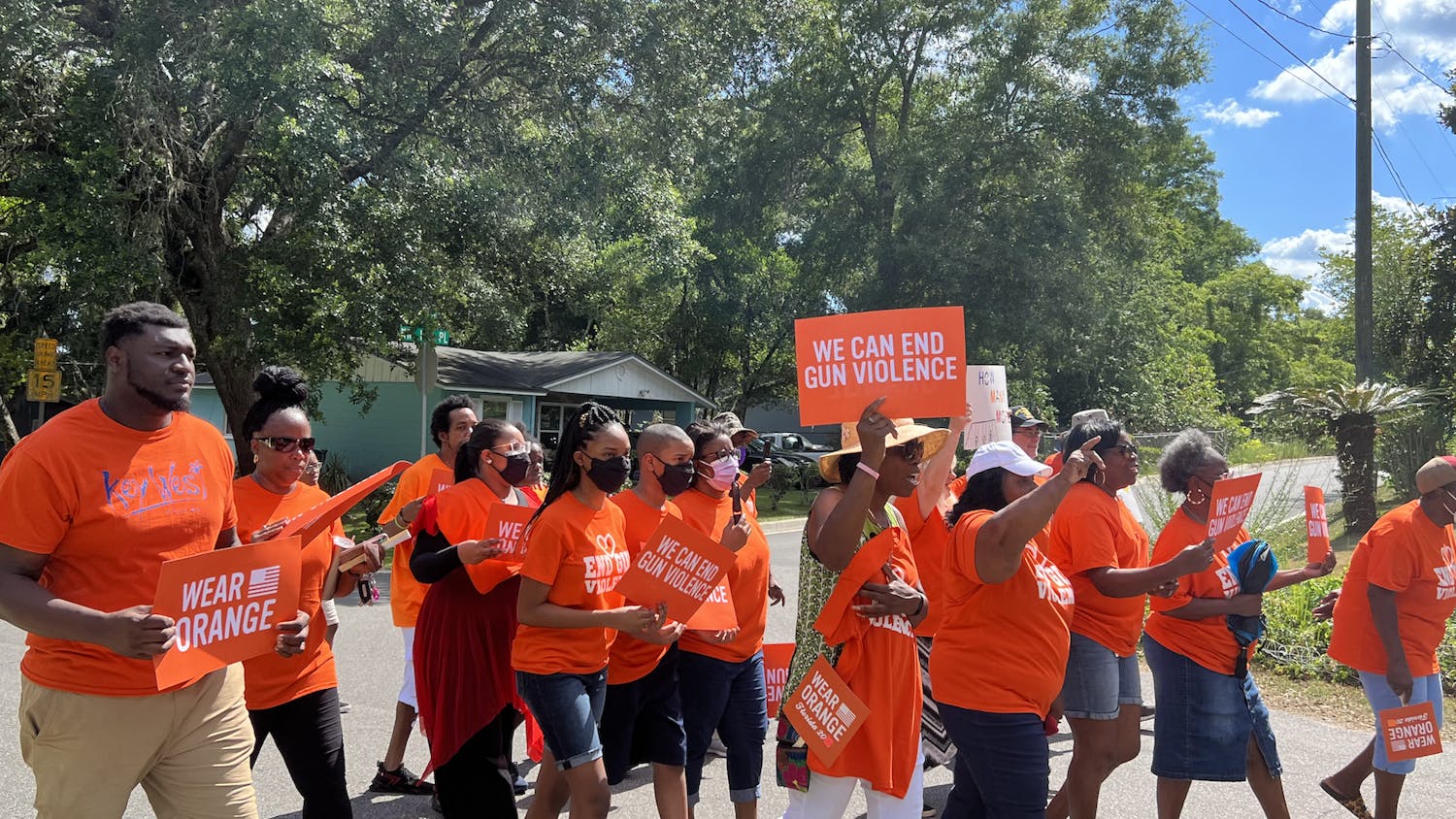 Unas 50 personas marchan desde la Iglesia de Dios en Cristo de Westside hasta Maude Lewis Park para protestar contra la violencia armada y honrar a las víctimas durante la campaña We Wear Orange el 4 de junio de 2022.