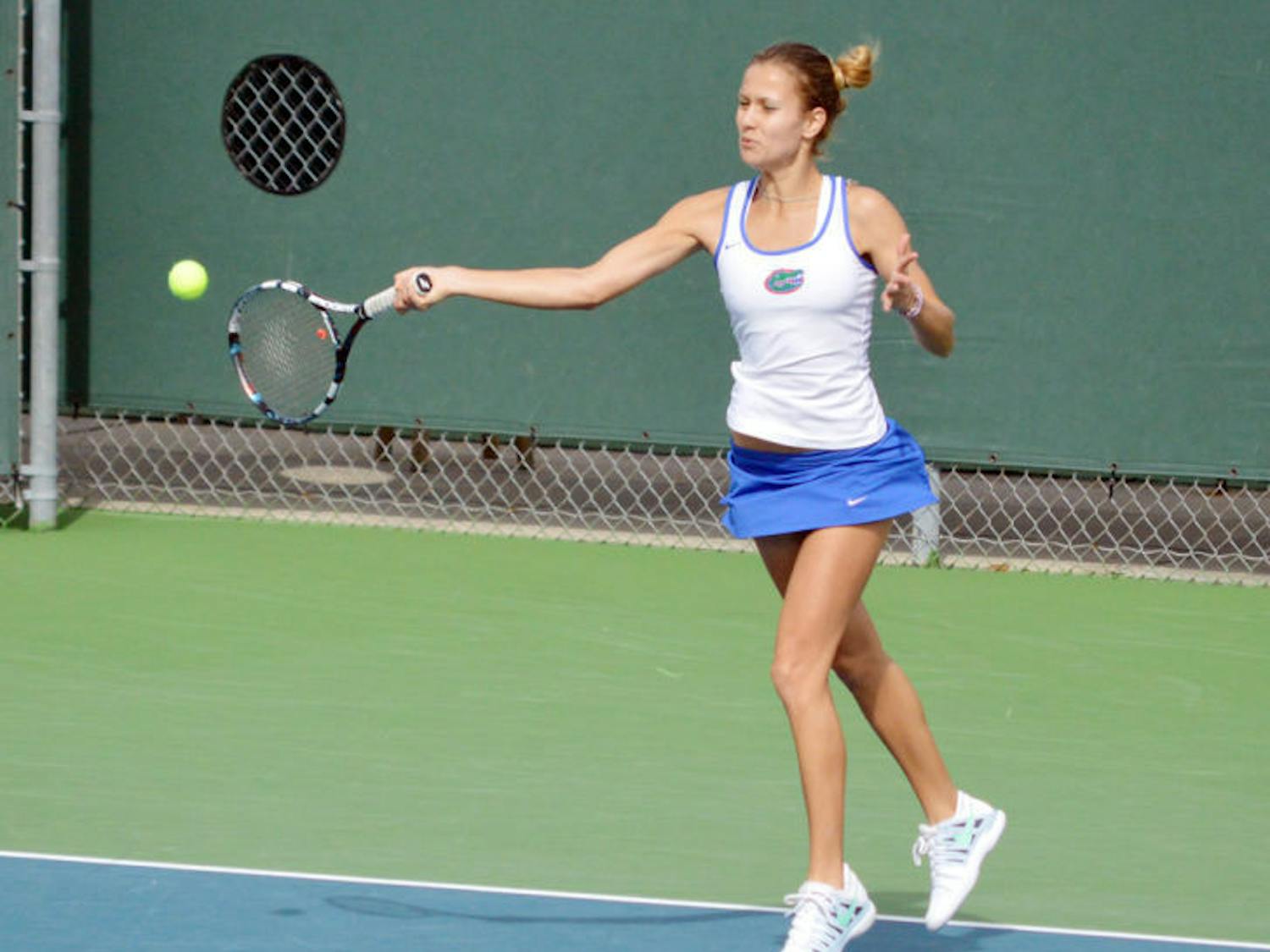 Olivia Janowicz returns the ball during Florida’s 4-0 win against Harvard on Jan. 26 at the Ring Tennis Complex.