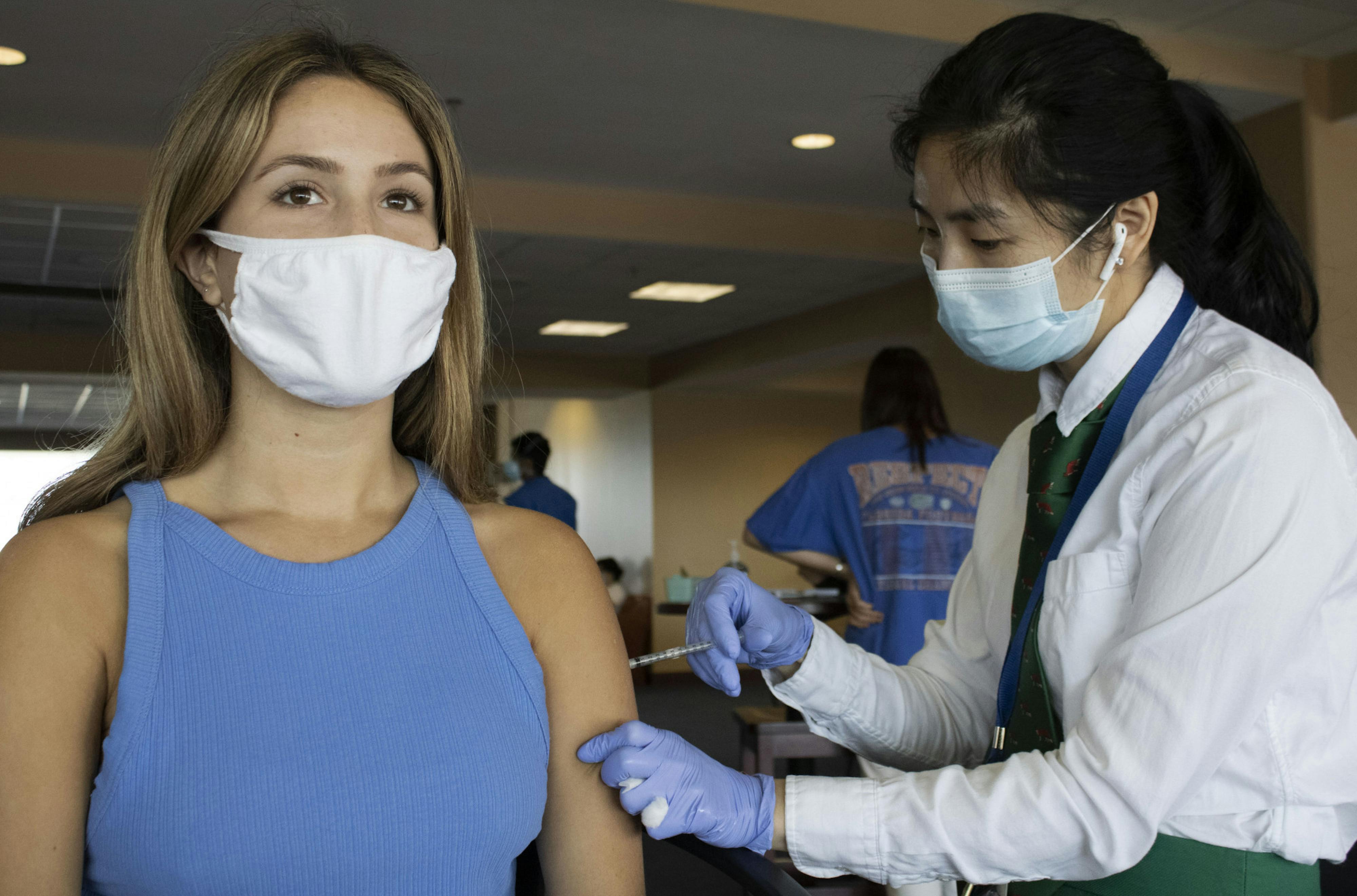 UF holds mass COVID-19 vaccination effort for campus community at Ben Hill Griffin Stadium - Vimarsana News