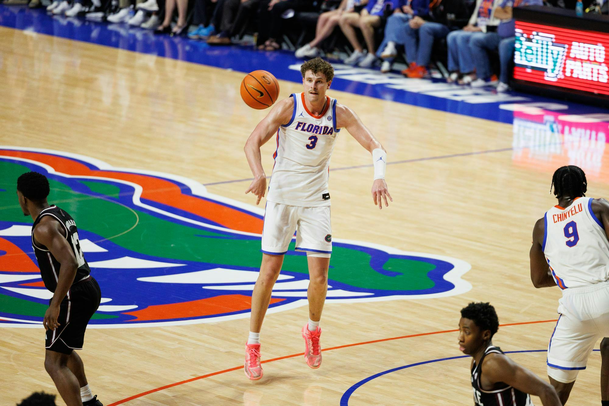 Florida Gators center Micah Handlogten (3) passes during the second half of an NCAA college basketball game against Mississippi State, Tuesday, March 03, 2026, in Gainesville, Fla.