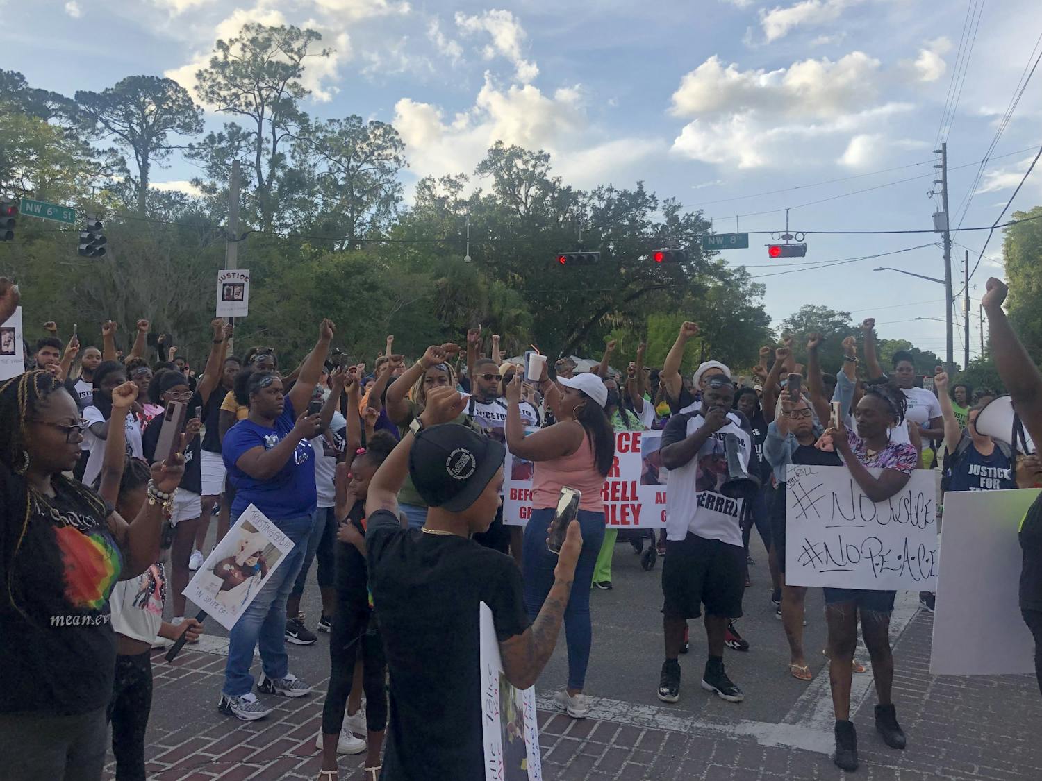 Manifestantes se reunieron en las calles cantando “No Justice, No Peace” (sin justicia, no hay paz) por Terrell Bradley el domingo 17 de julio de 2022.